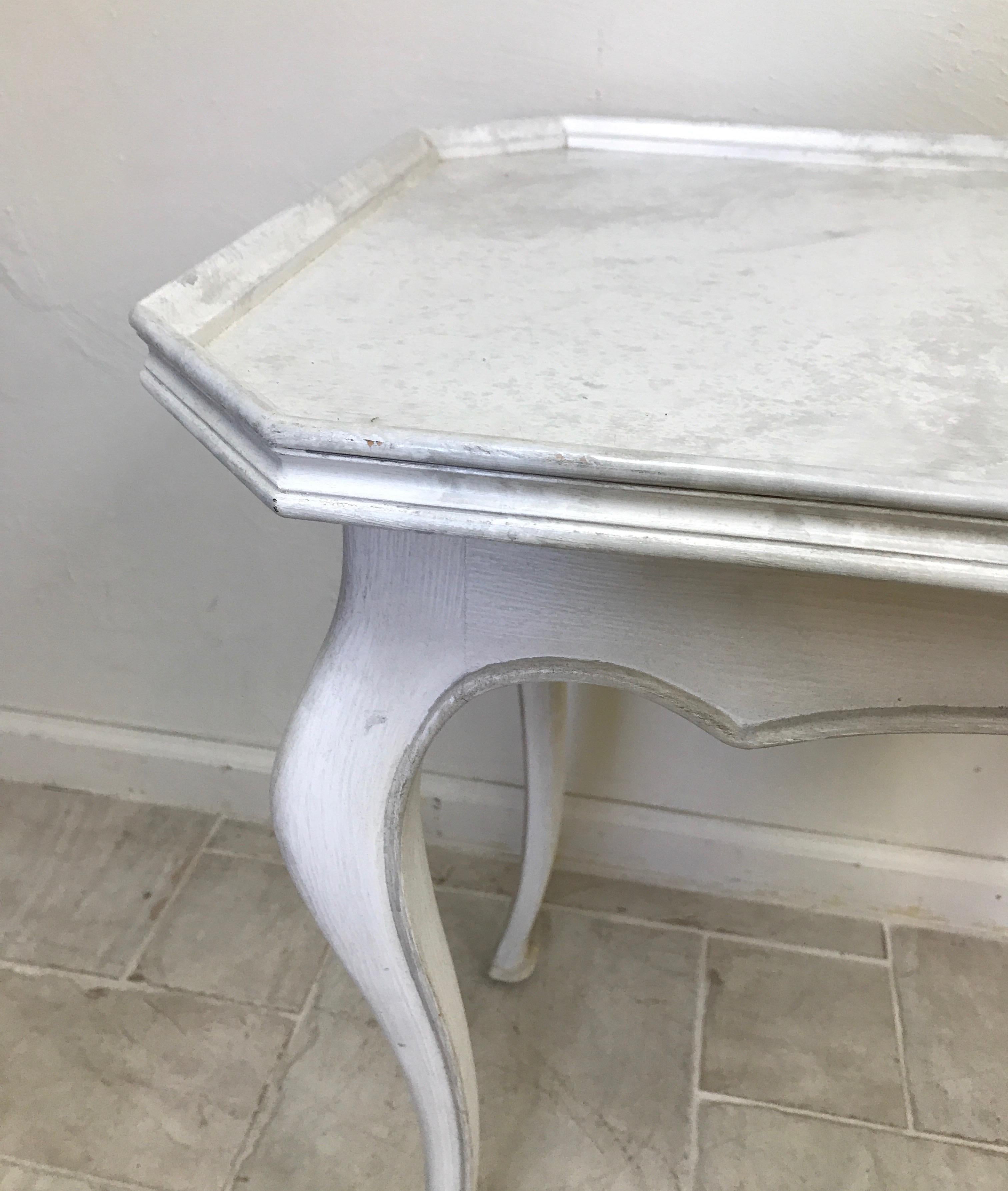 Table d'appoint de style Louis XV en faux peint gris et blanc antique. Le dessus est peint avec des veines pour simuler le marbre.