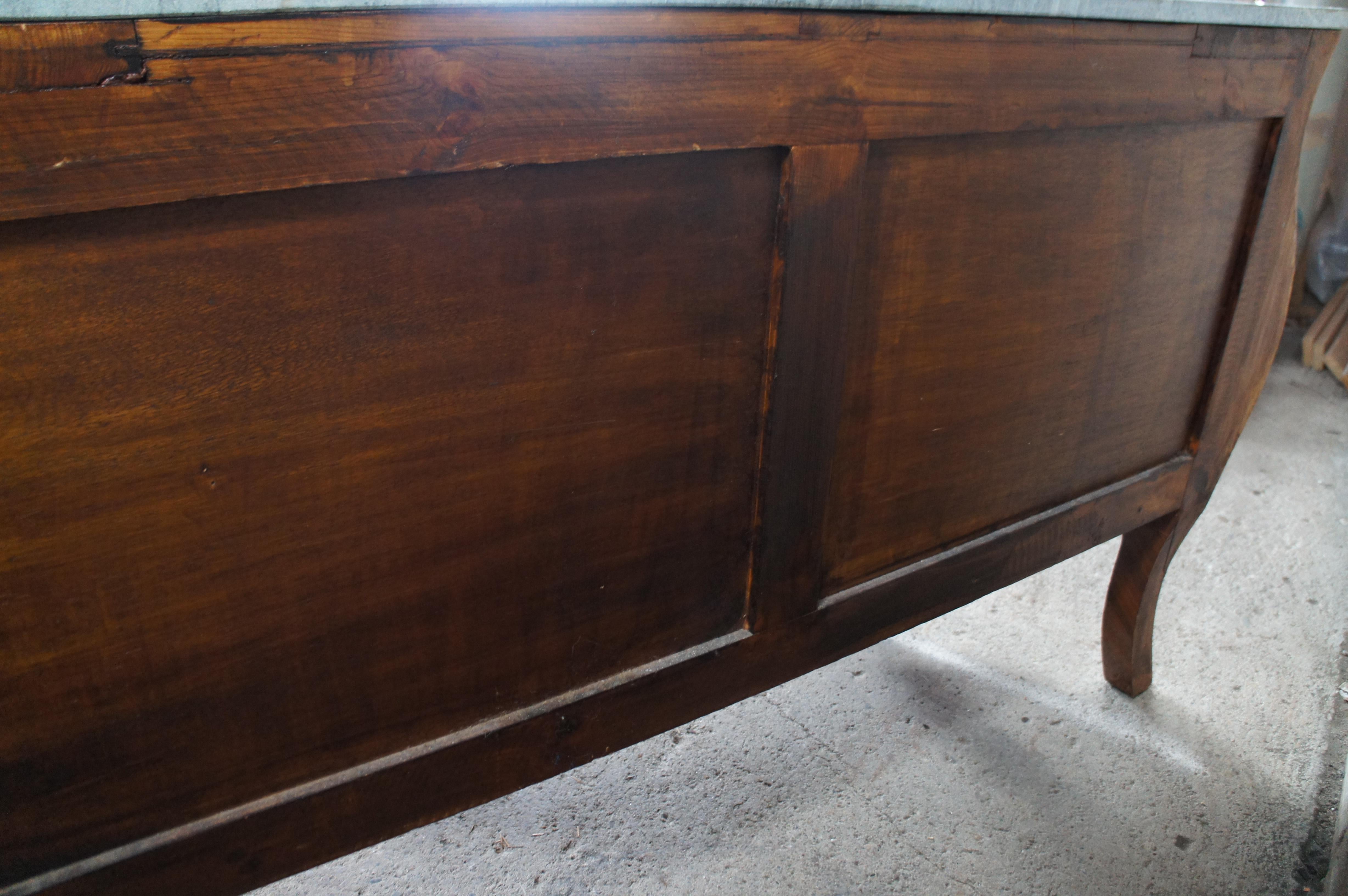 Stile Luigi XV: cassettone figurato in noce con intarsio e piano in marmo, con bombe e ormeggi. in vendita 5