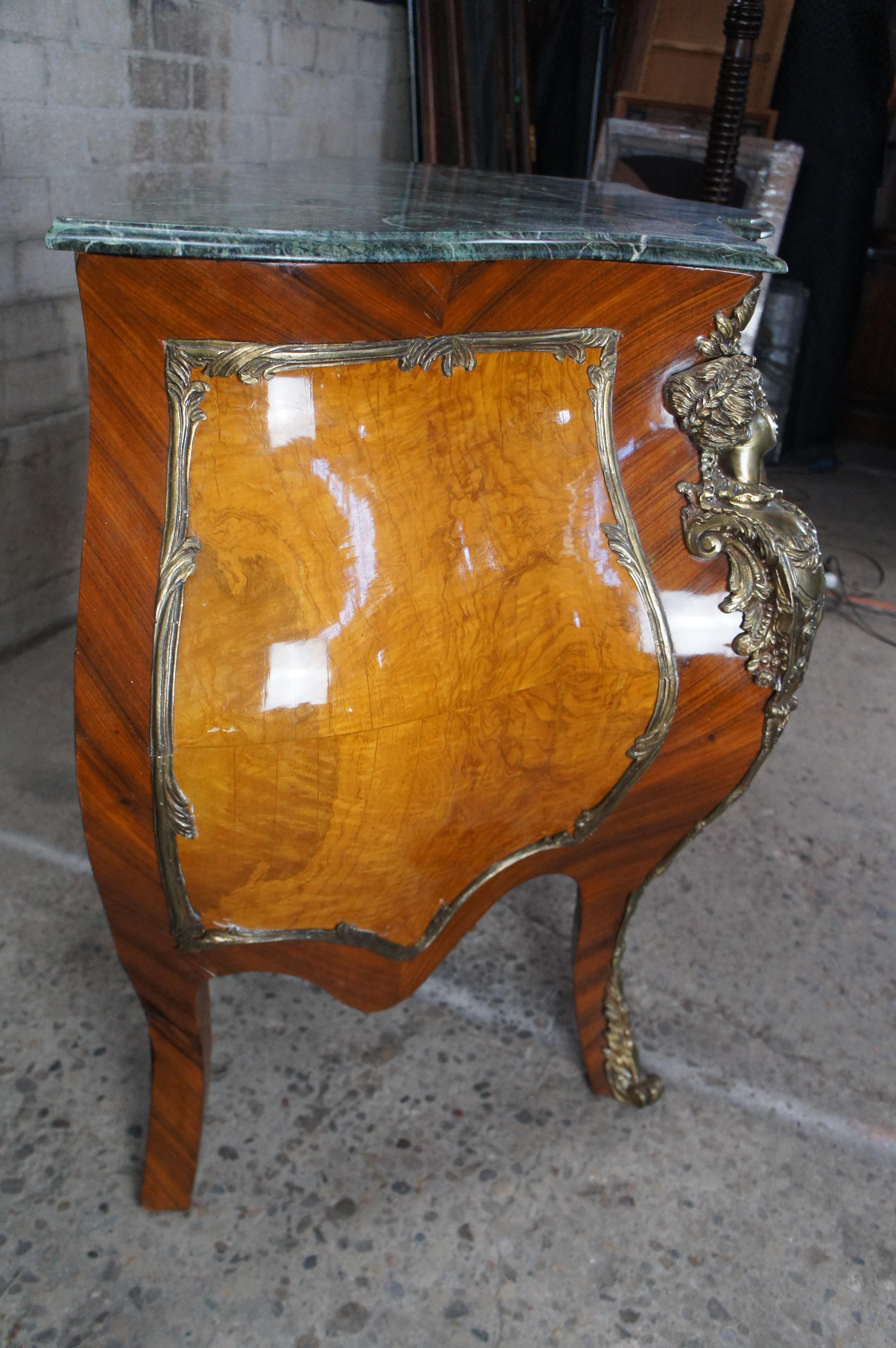 Stile Luigi XV: cassettone figurato in noce con intarsio e piano in marmo, con bombe e ormeggi. in vendita 6