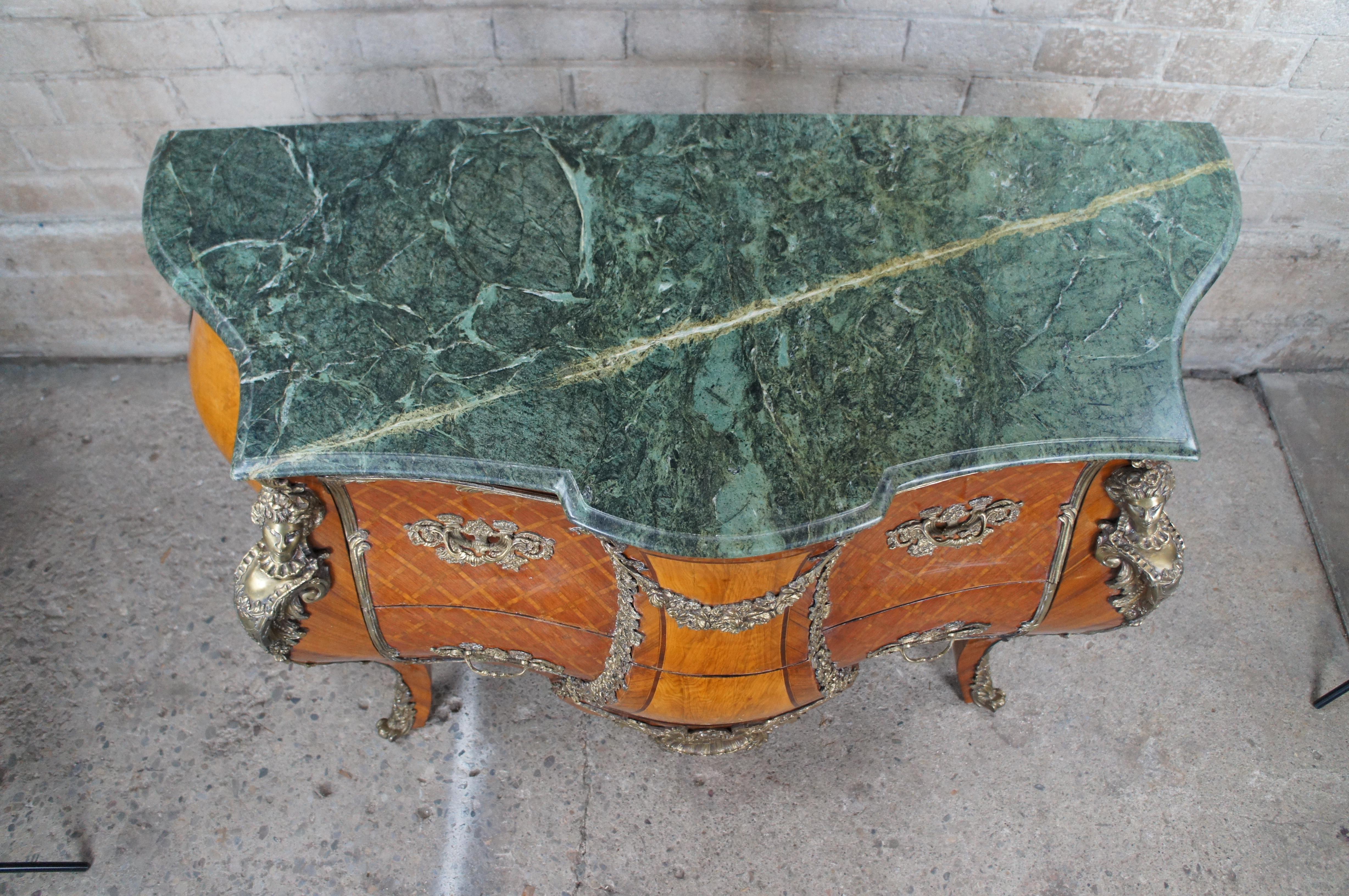 XX secolo Stile Luigi XV: cassettone figurato in noce con intarsio e piano in marmo, con bombe e ormeggi. in vendita