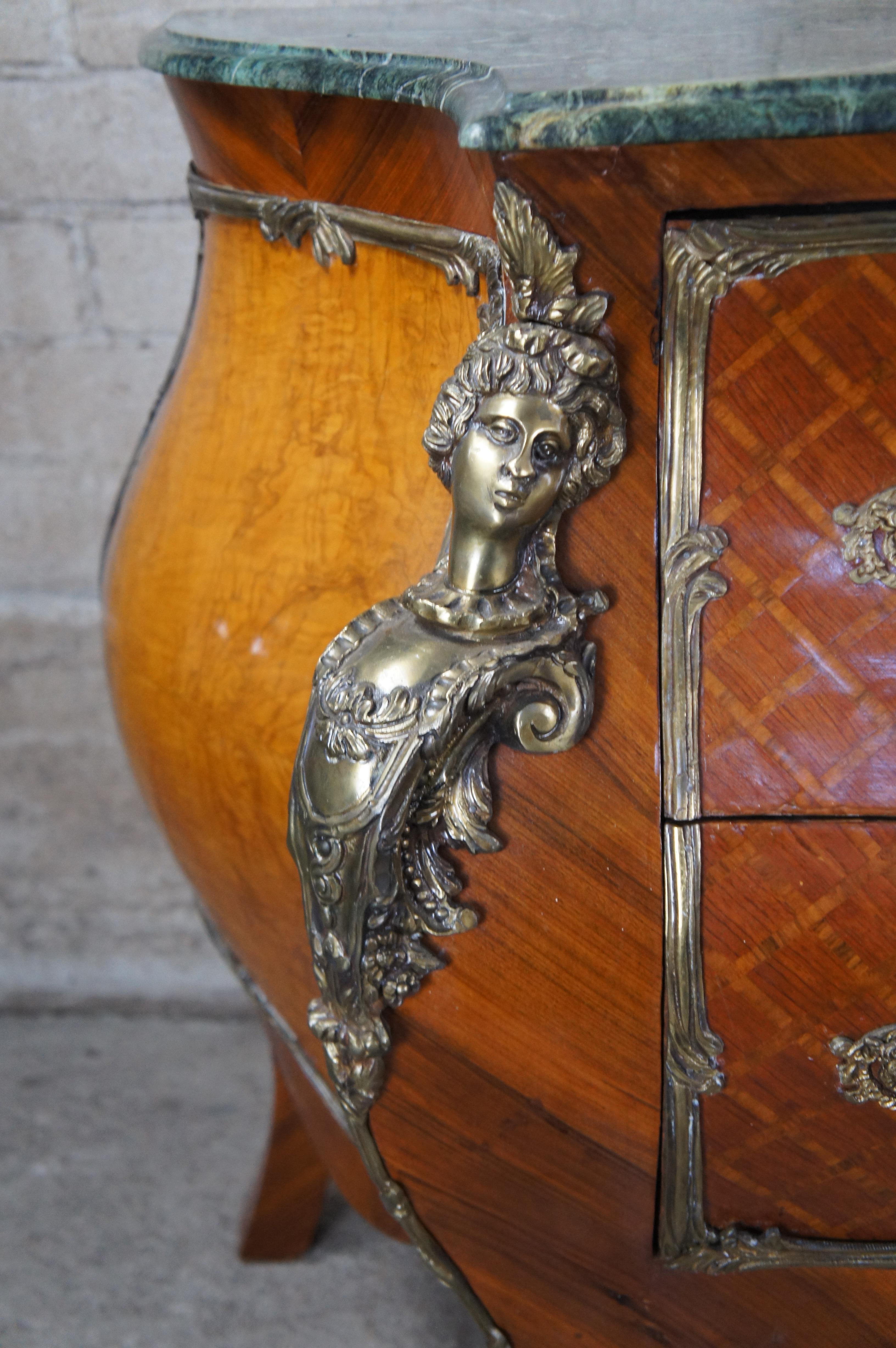 Marmo Stile Luigi XV: cassettone figurato in noce con intarsio e piano in marmo, con bombe e ormeggi. in vendita