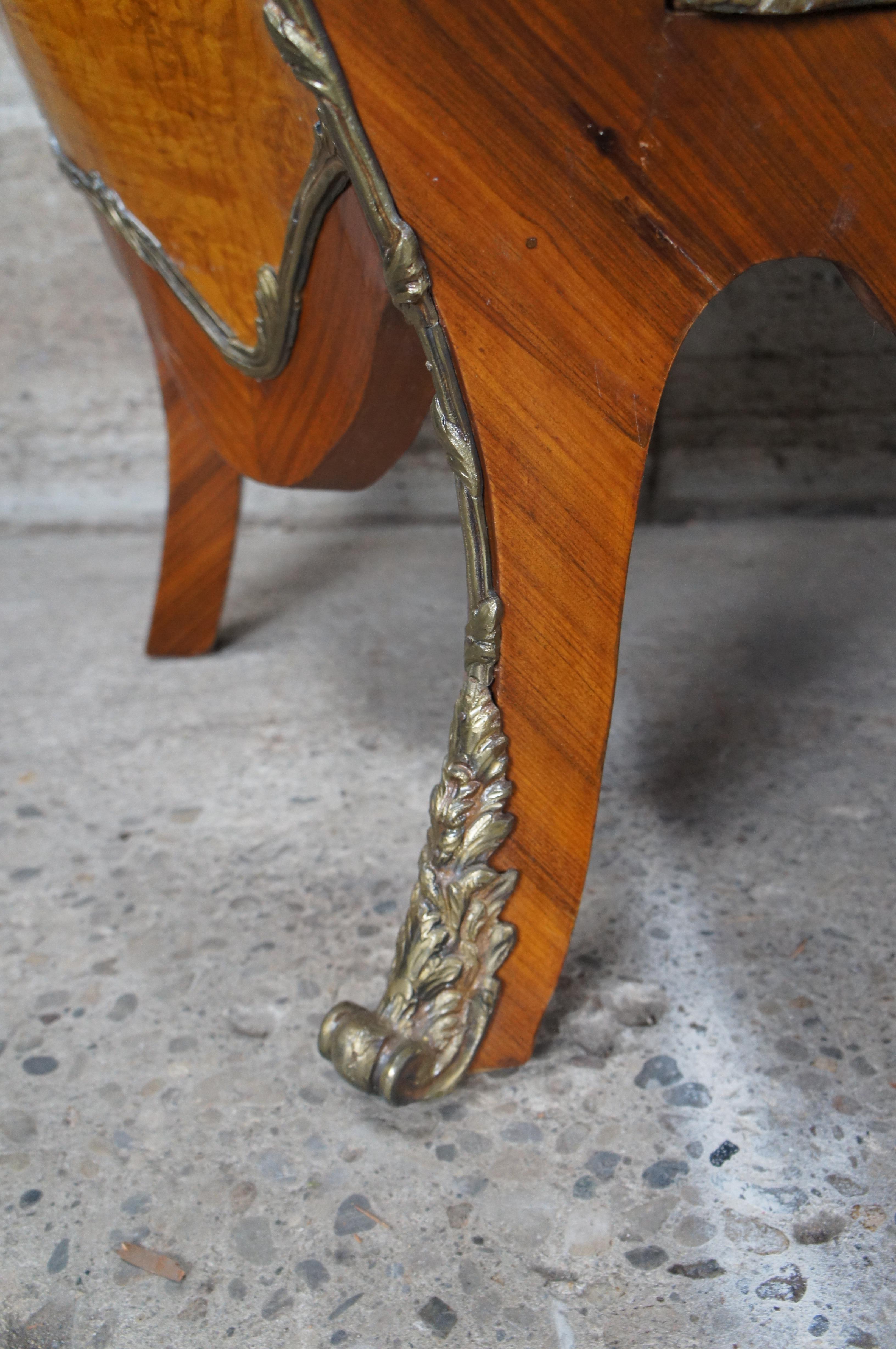 Stile Luigi XV: cassettone figurato in noce con intarsio e piano in marmo, con bombe e ormeggi. in vendita 2