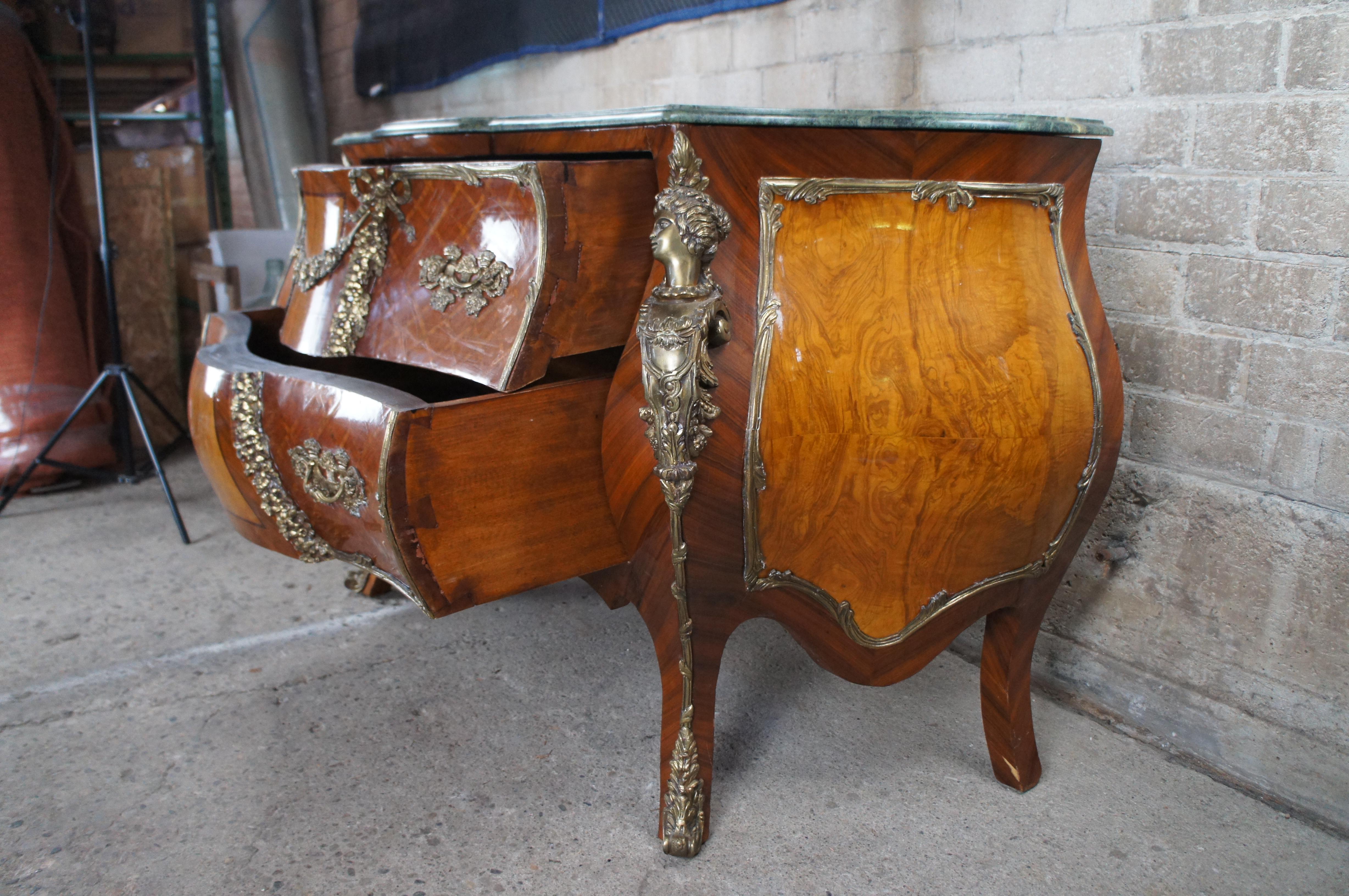 Stile Luigi XV: cassettone figurato in noce con intarsio e piano in marmo, con bombe e ormeggi. in vendita 3