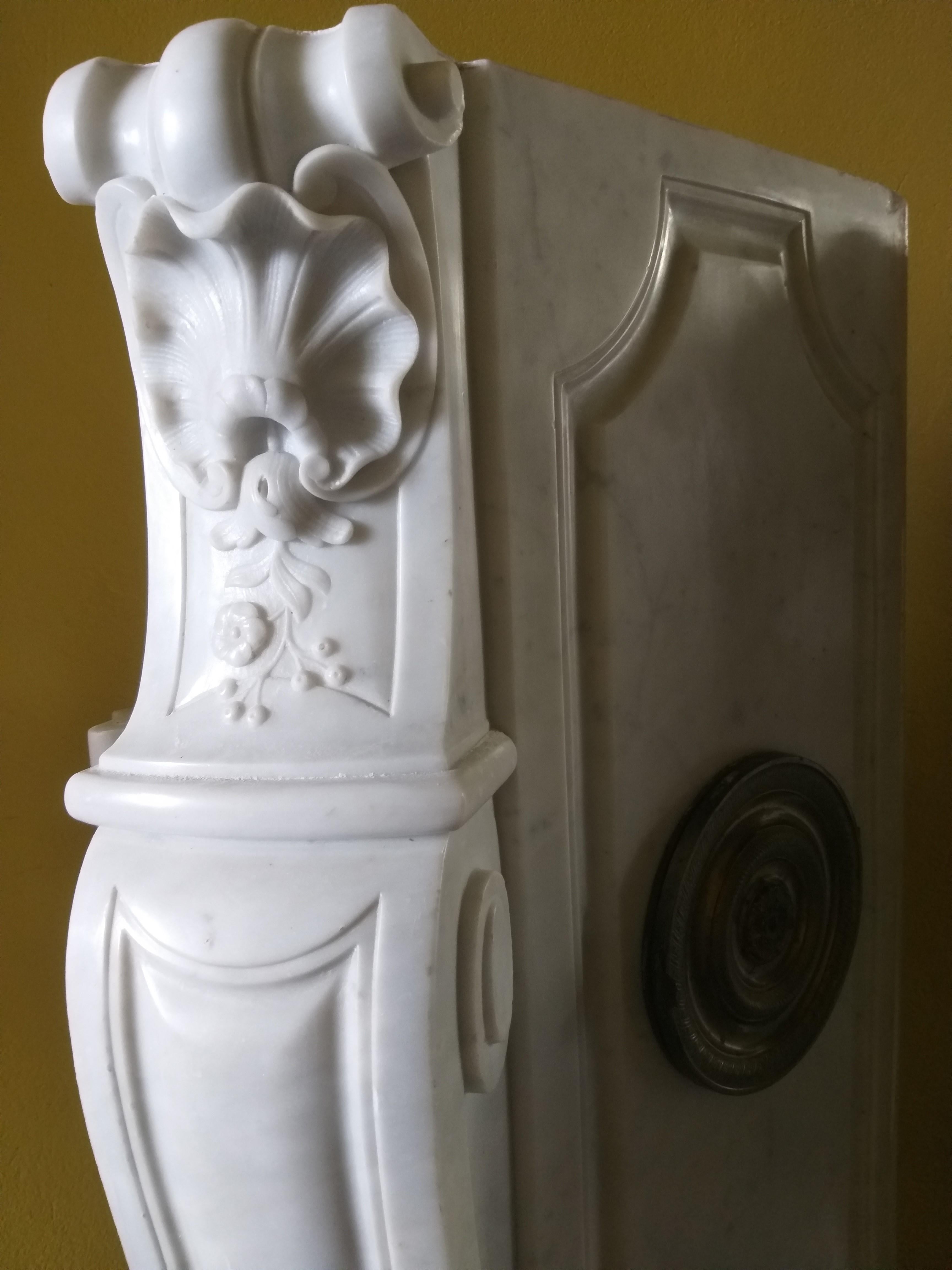 Louis XV-Style Fireplace, Carrara Statué For Sale 7