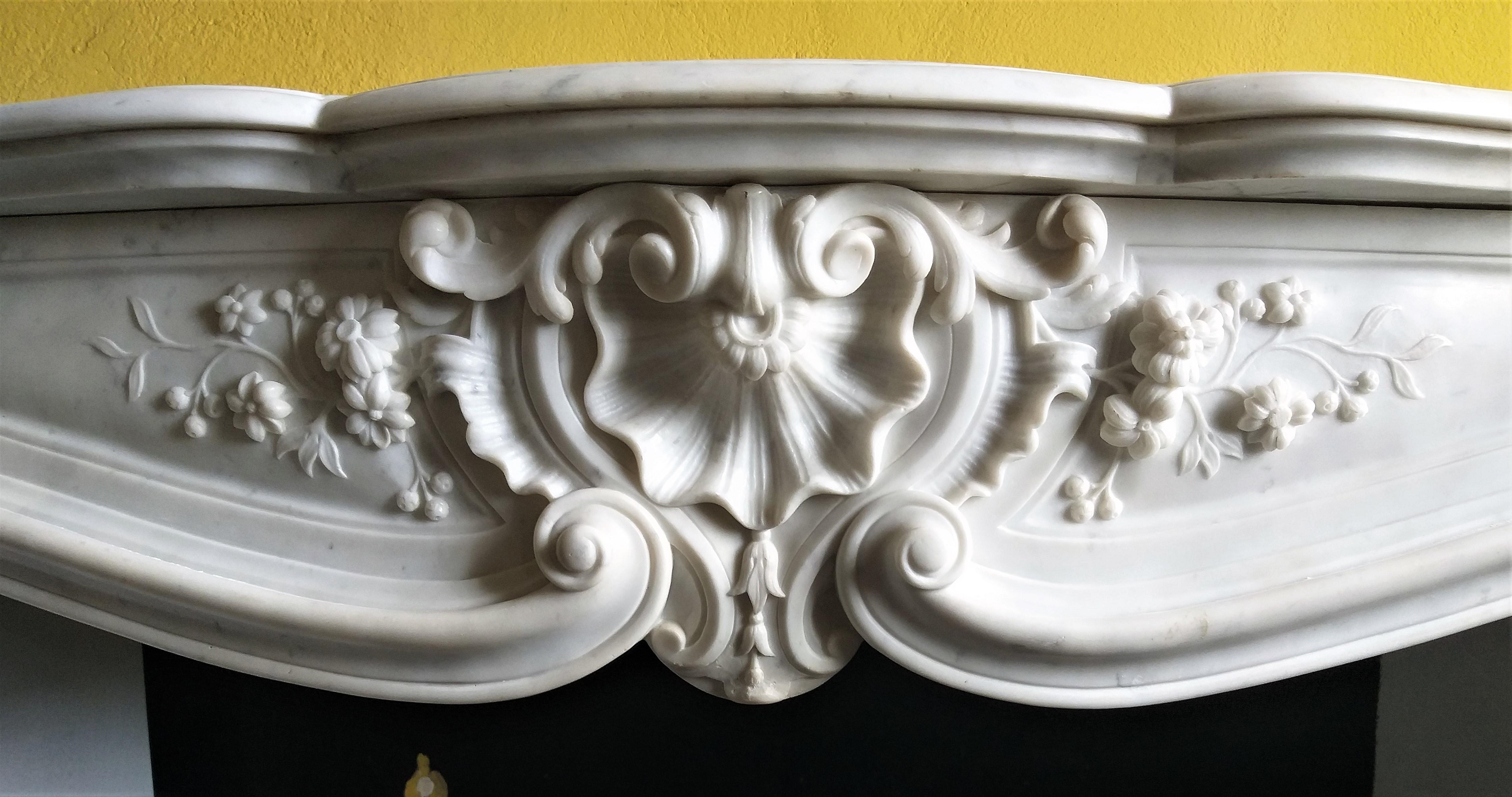 Louis XV-Style Fireplace, Carrara Statué In Good Condition For Sale In Gembloux, BE