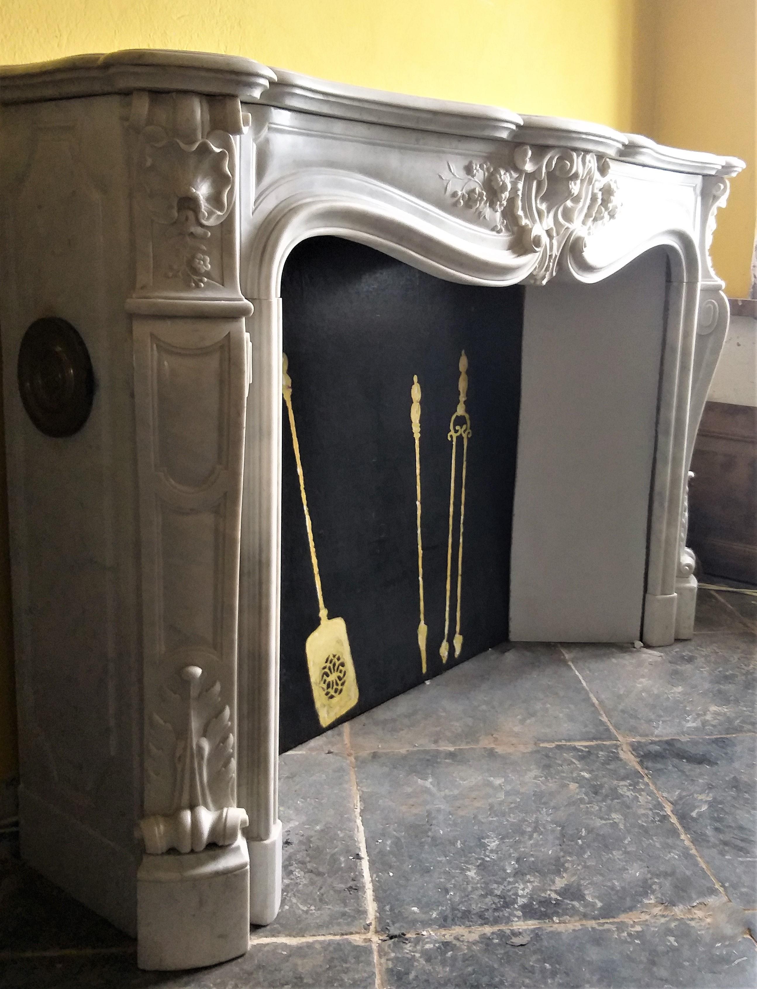 Marble Louis XV-Style Fireplace, Carrara Statué For Sale