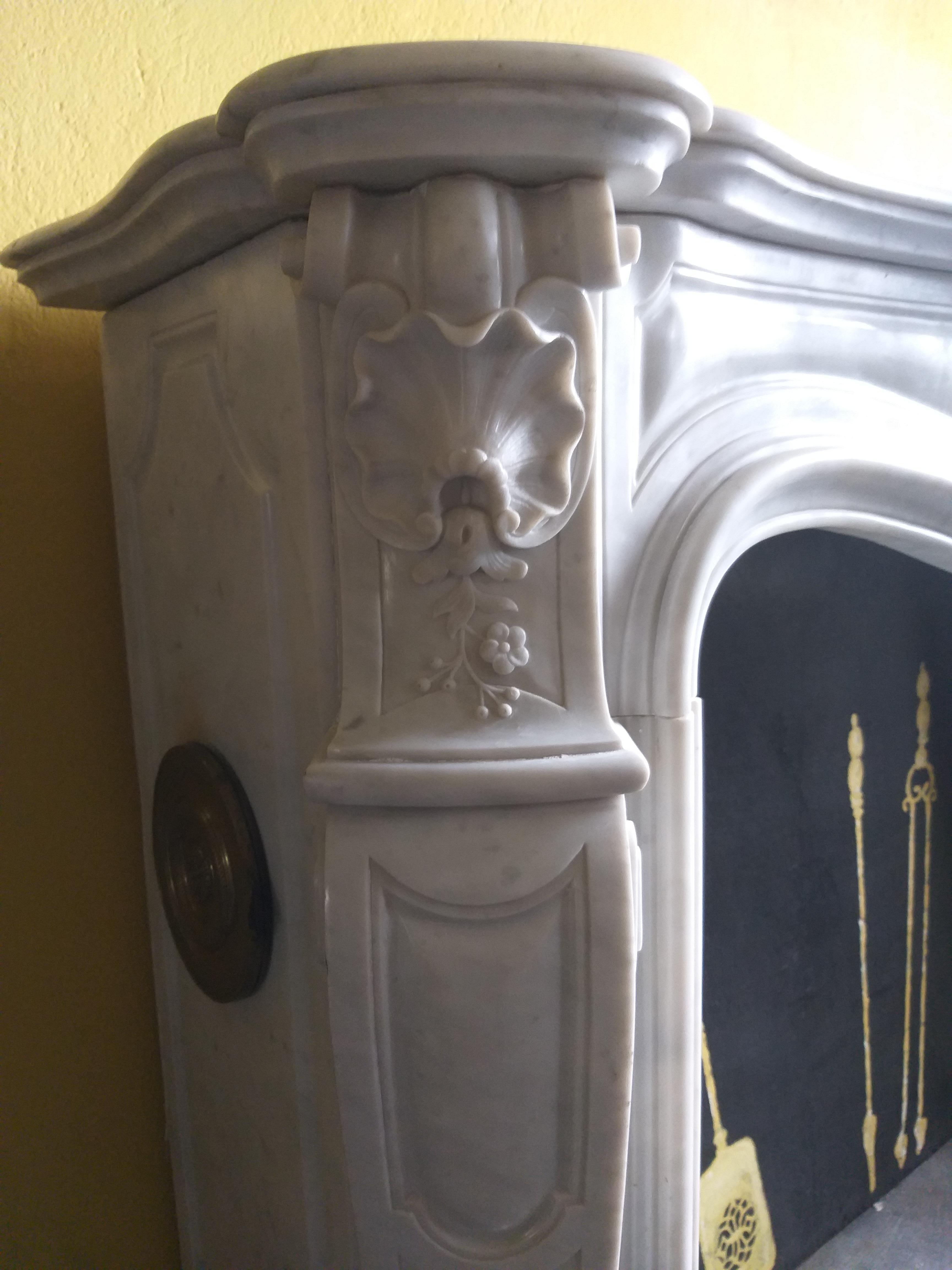 Louis XV-Style Fireplace, Carrara Statué For Sale 1