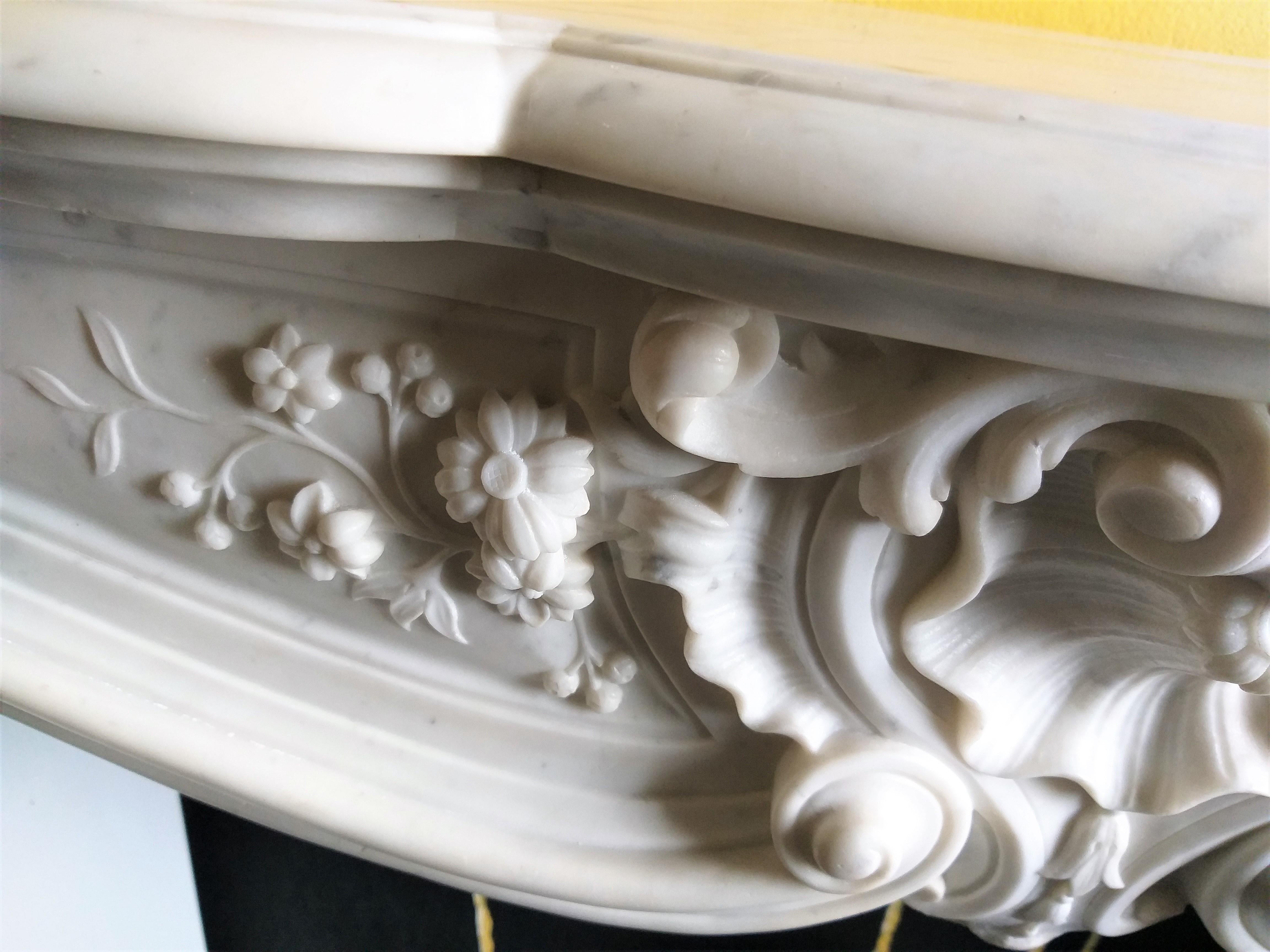 Louis XV-Style Fireplace, Carrara Statué For Sale 2
