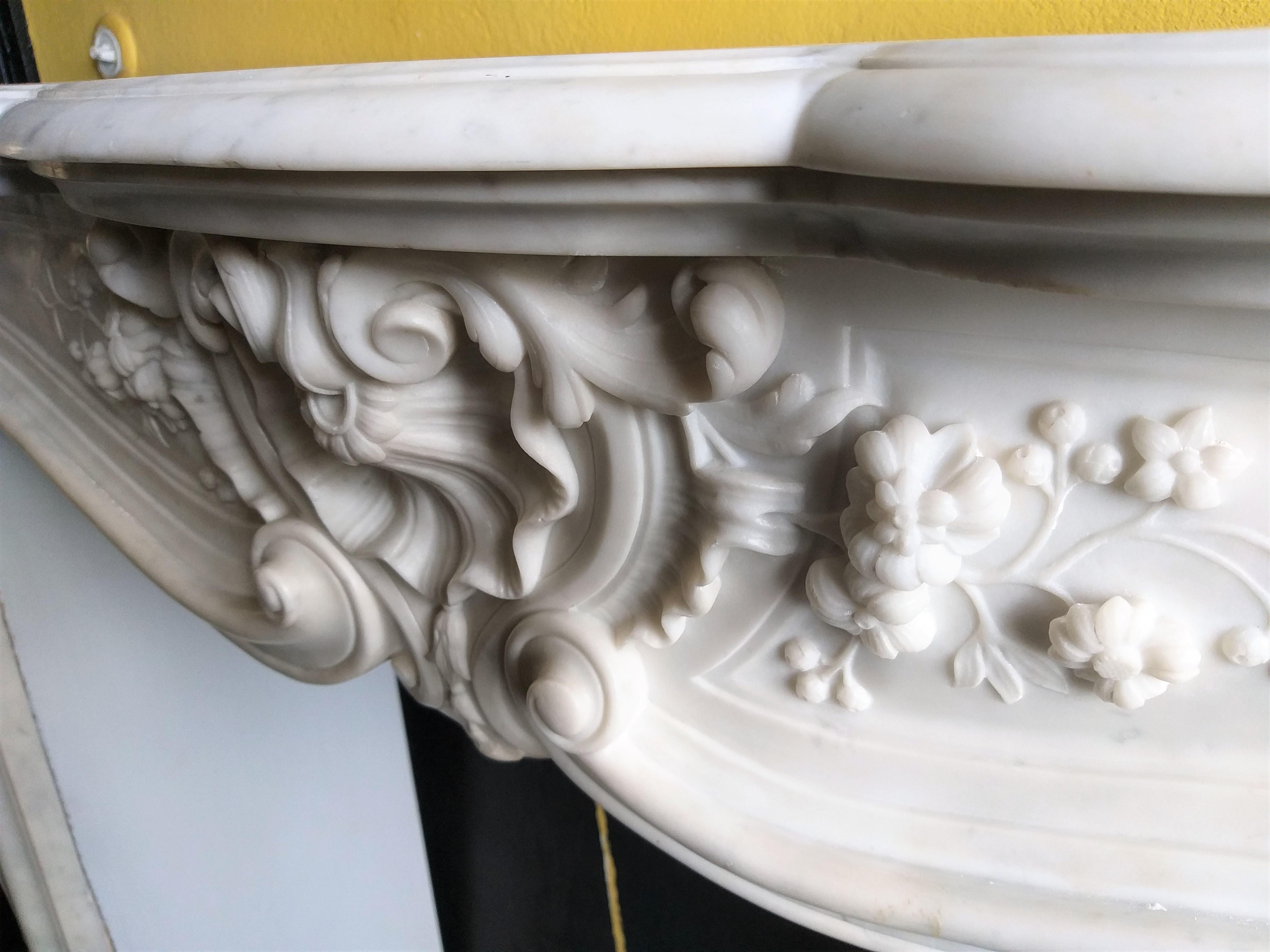 Louis XV-Style Fireplace, Carrara Statué For Sale 3