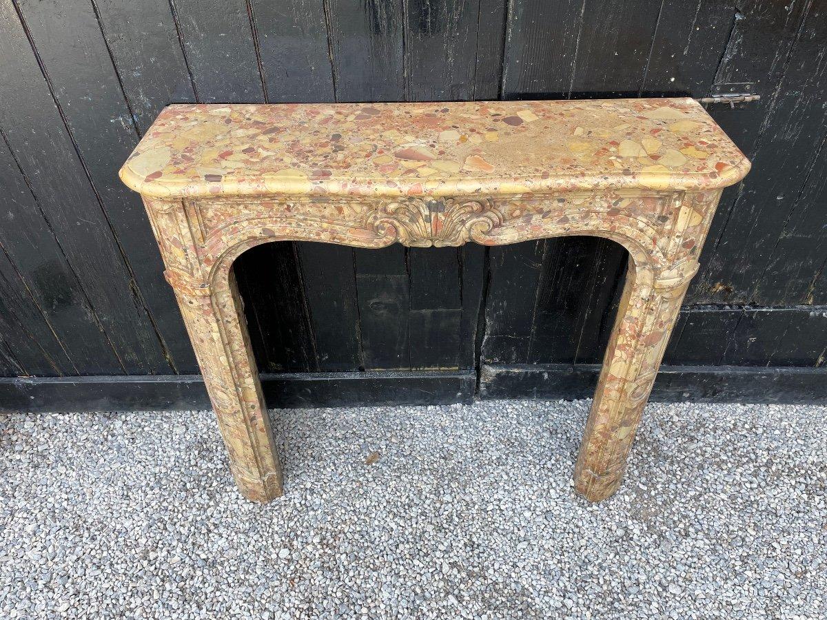Kamin im Stil Louis XV aus Marmor Breche d'Alep Abmessungen des Kamins: 85 x 82 cm.