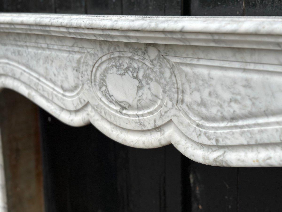Kamin im Louis XV-Stil aus Arabescato-Marmor 
Abmessungen des Ofens: 90 x 101 cm