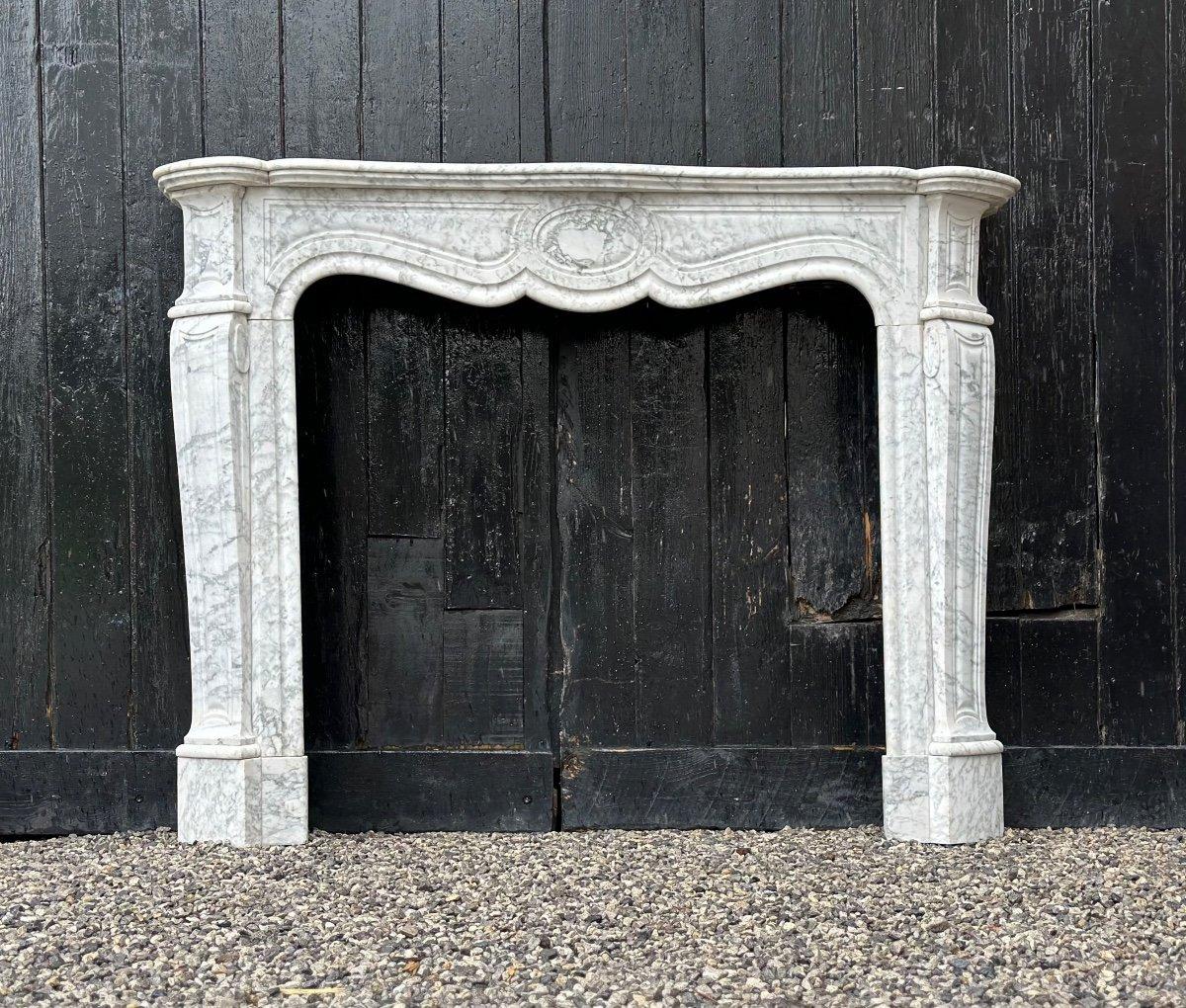 Louis XV Style Fireplace In Arabescato Marble Circa 1880 In Excellent Condition For Sale In Honnelles, WHT