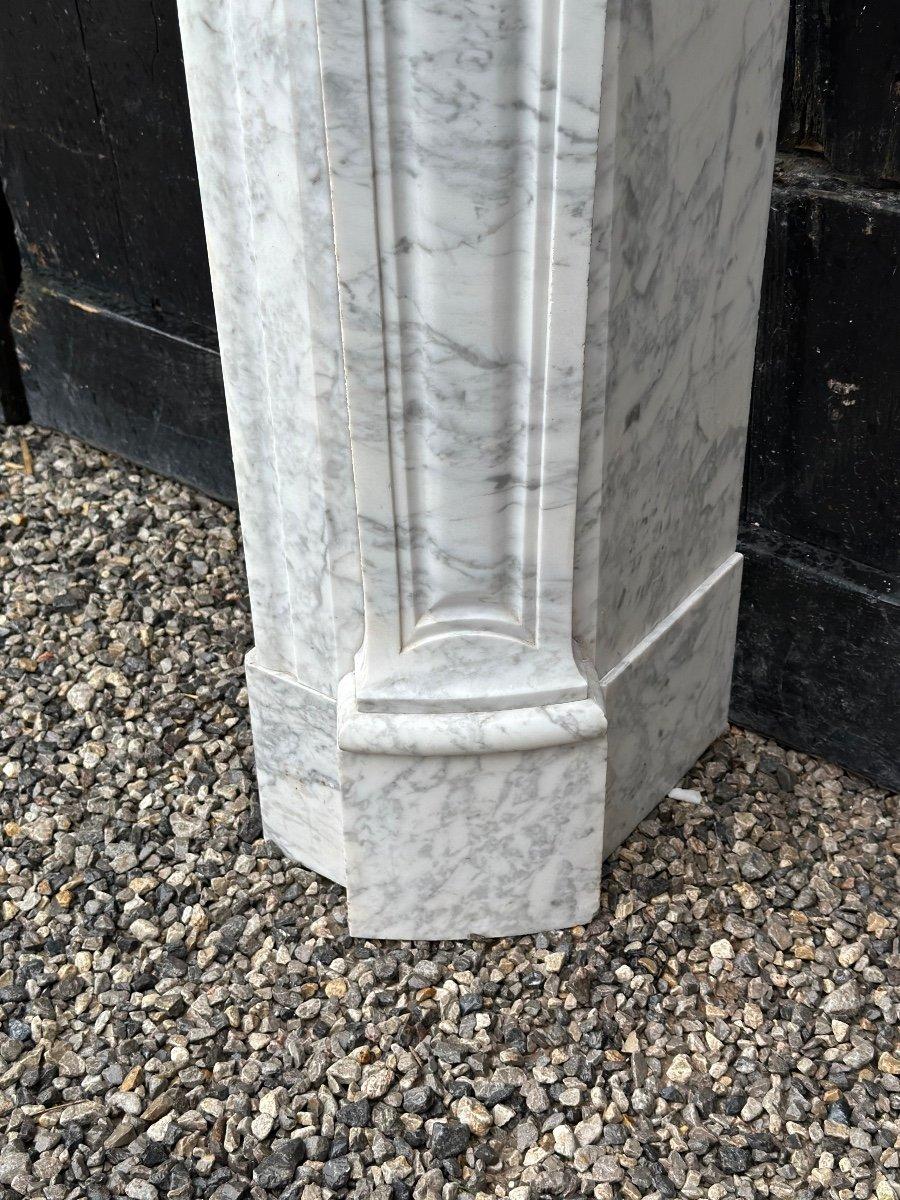 Louis XV Style Fireplace In Arabescato Marble Circa 1880 For Sale 4