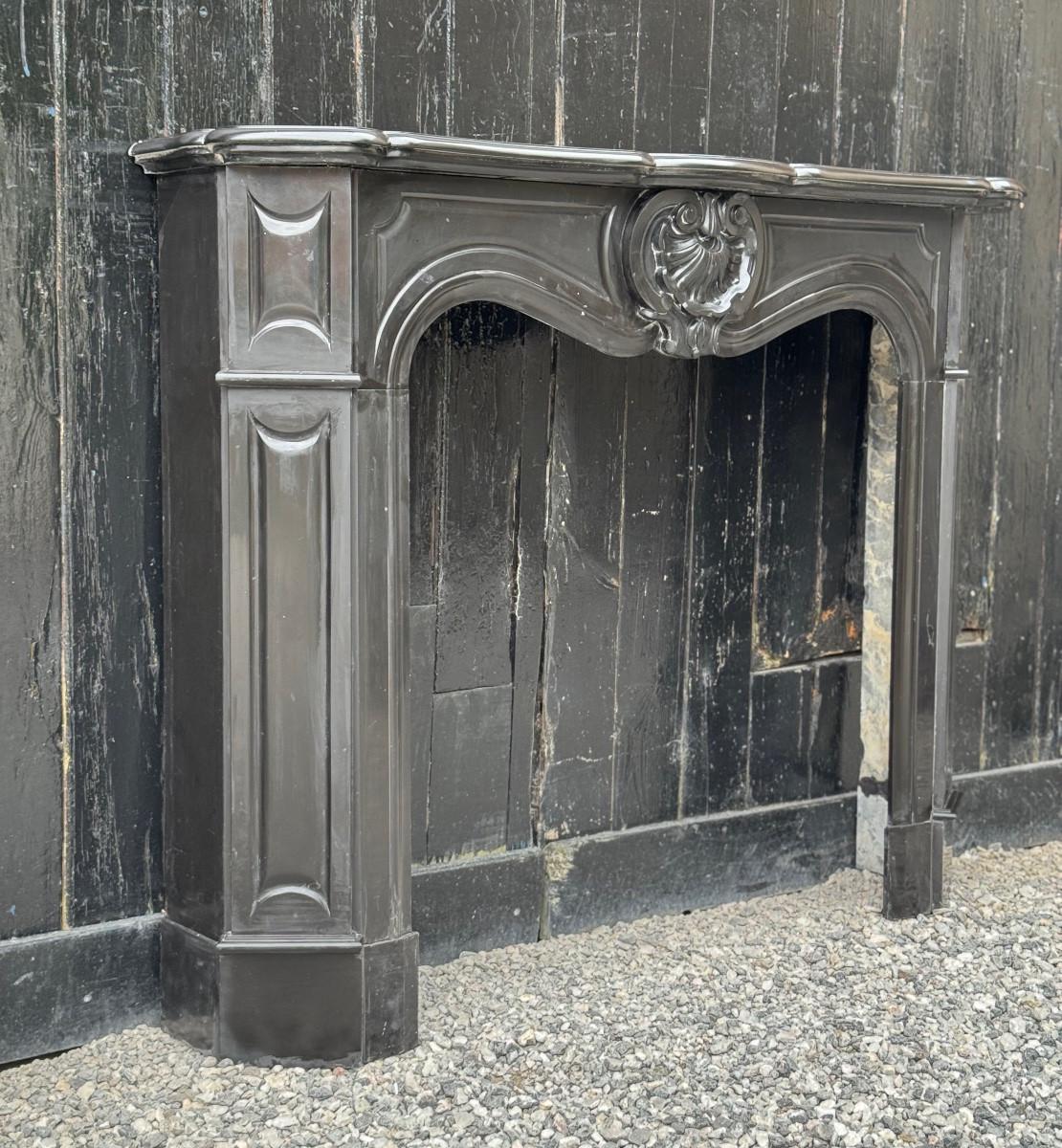 Caminetto in stile Luigi XV in marmo nero belga, circa 1880 in vendita 3