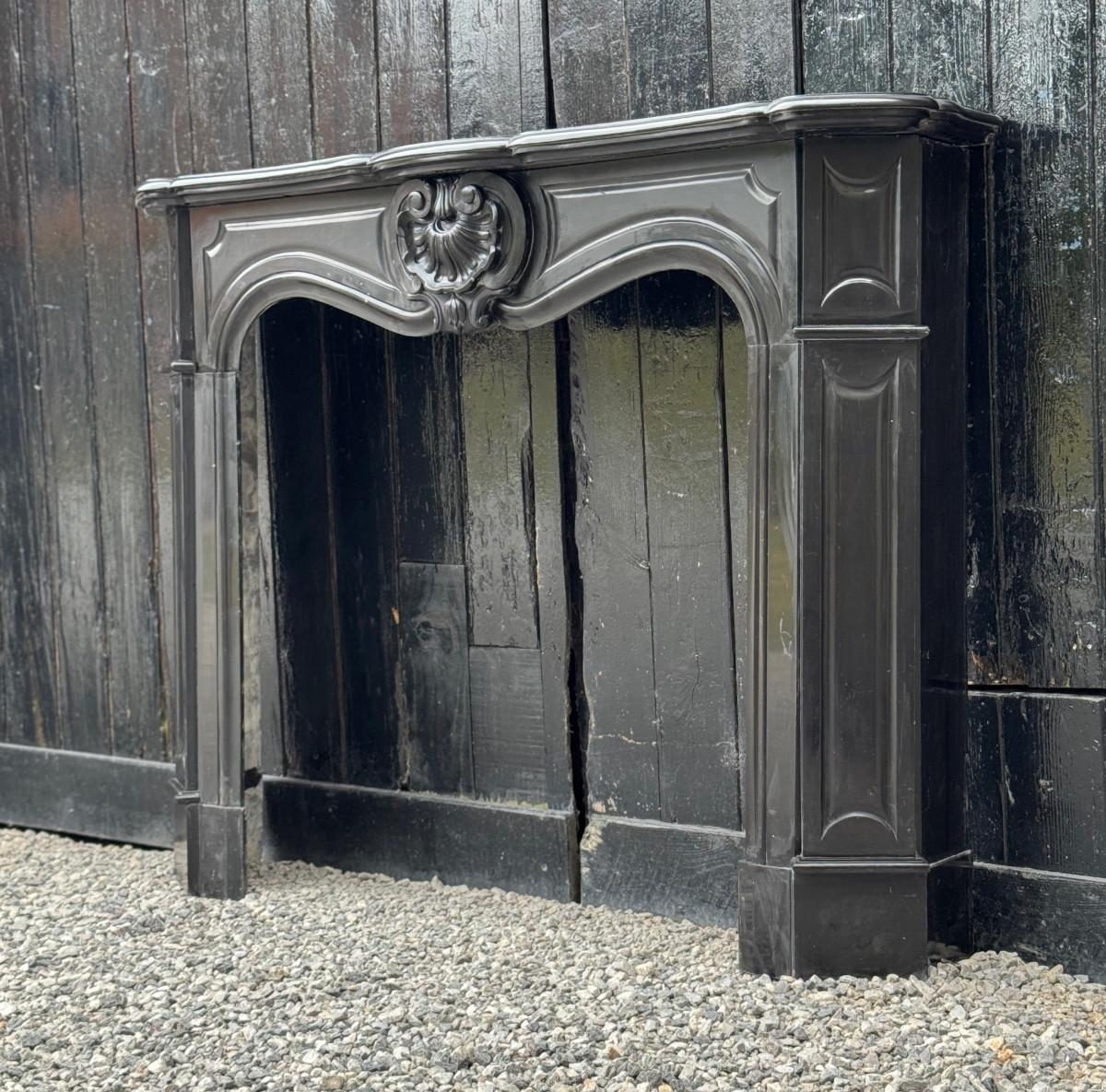 Caminetto in stile Luigi XV in marmo nero belga, circa 1880 in vendita 5