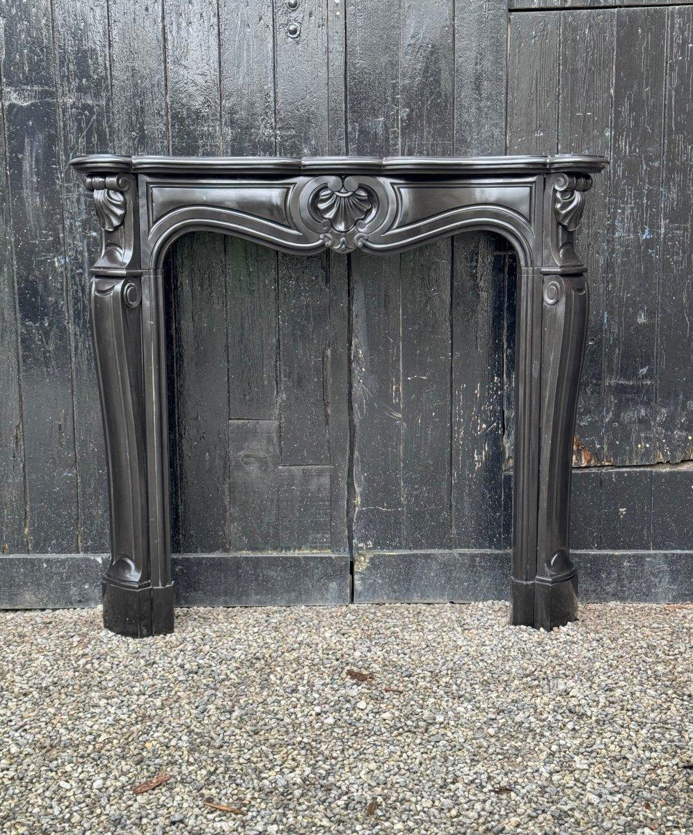 Louis XV Style Fireplace In Belgian Black Marble Circa 1880 In Good Condition For Sale In Honnelles, WHT