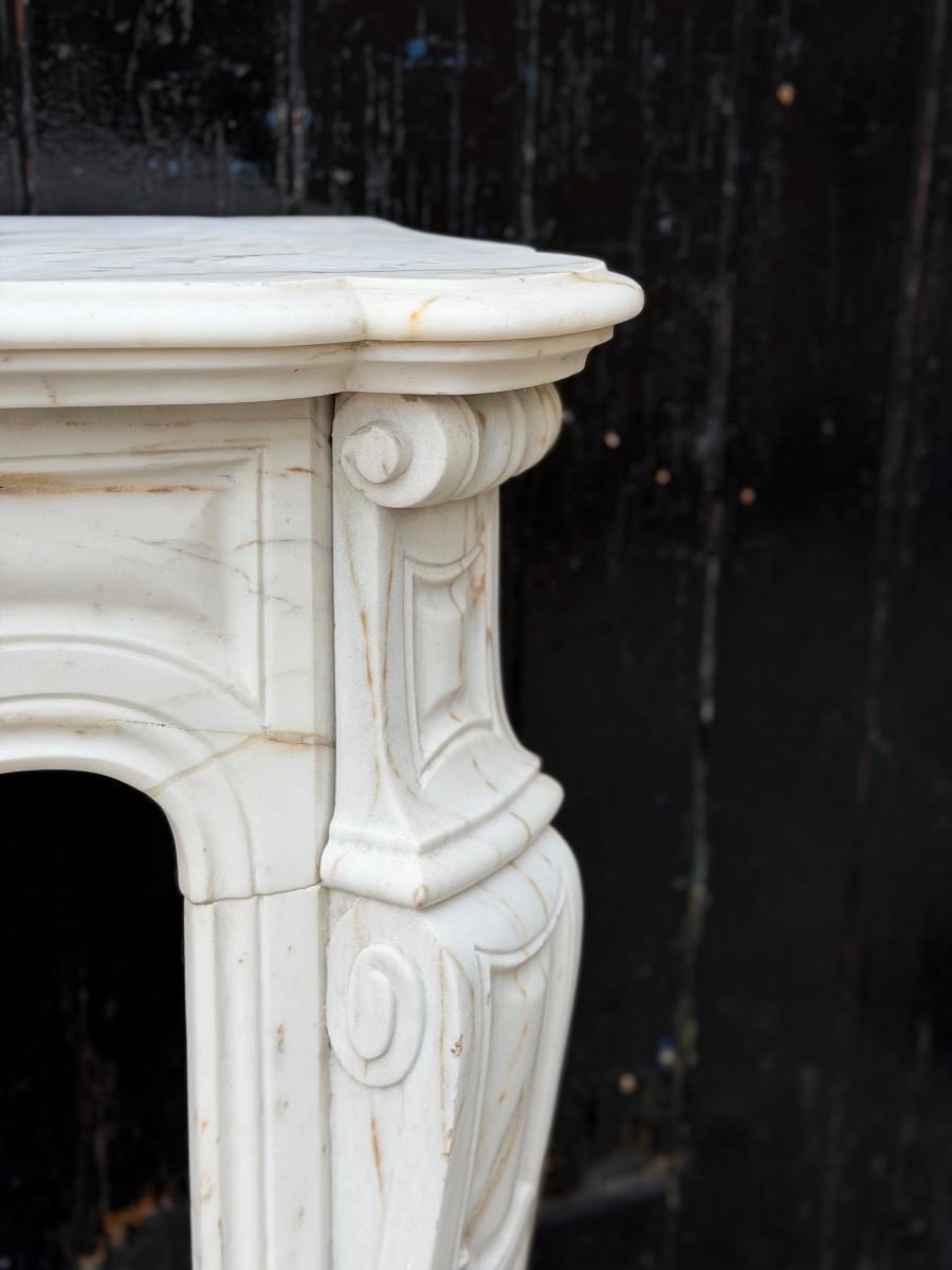 Louis XV style fireplace in Calacatta marble, circa 1900 For Sale 3