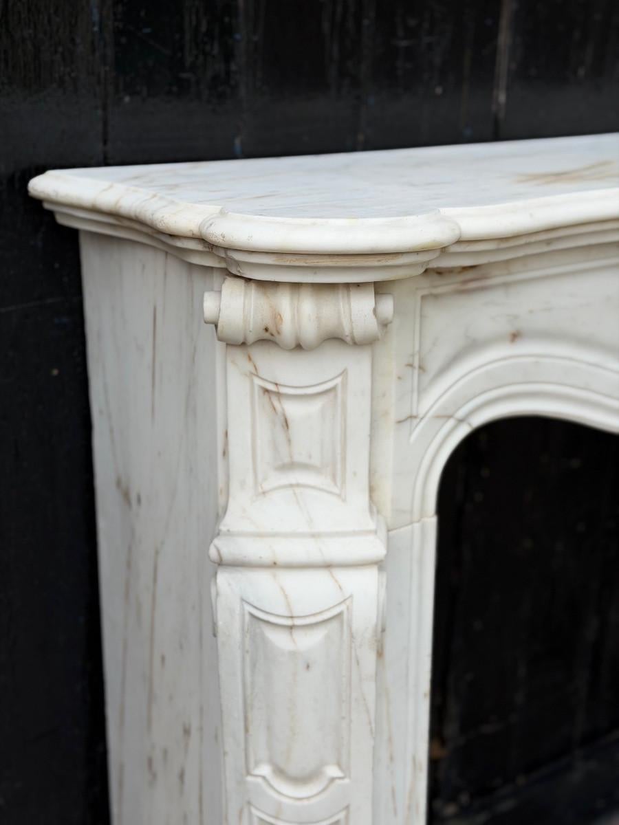 Louis XV style fireplace in Calacatta marble, circa 1900 For Sale 4