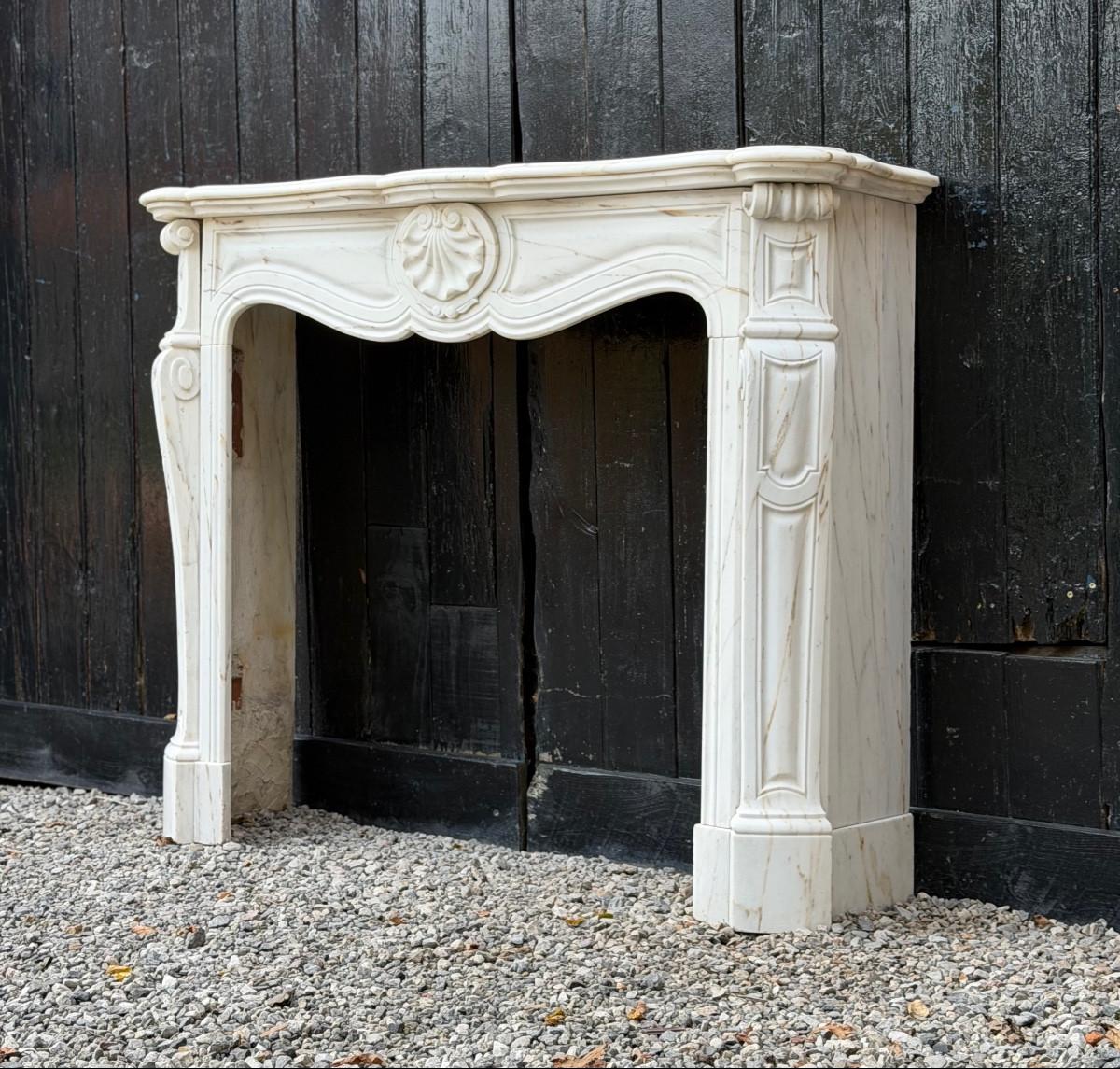Louis XV style fireplace in Calacatta marble, circa 1900 For Sale 5