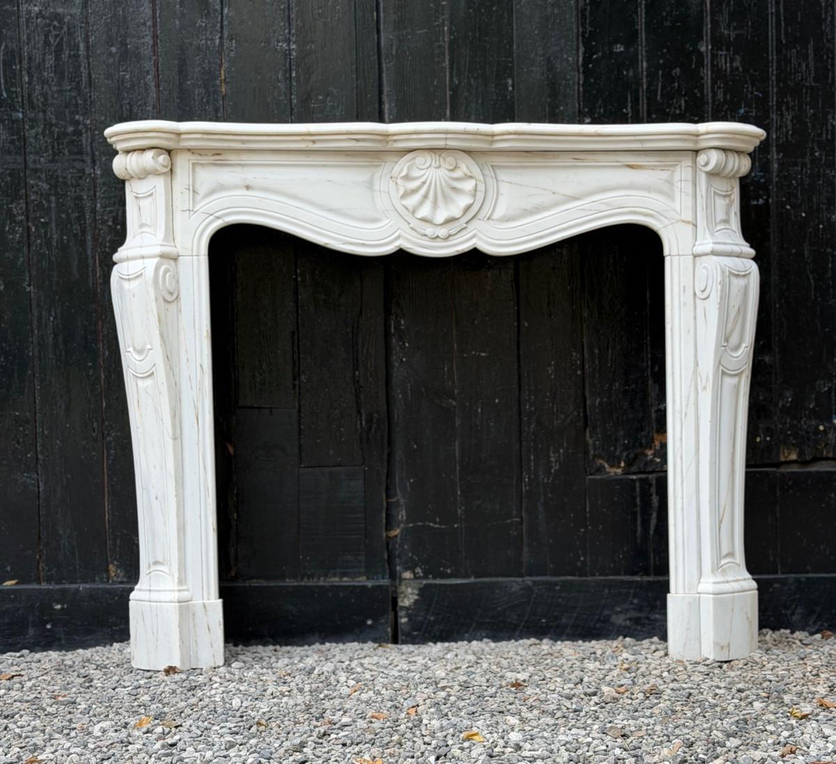 Napoleon III Louis XV style fireplace in Calacatta marble, circa 1900 For Sale