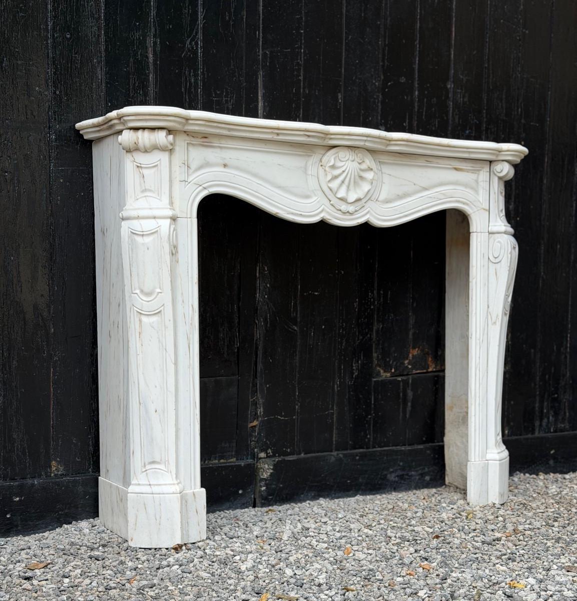 Belgian Louis XV style fireplace in Calacatta marble, circa 1900 For Sale