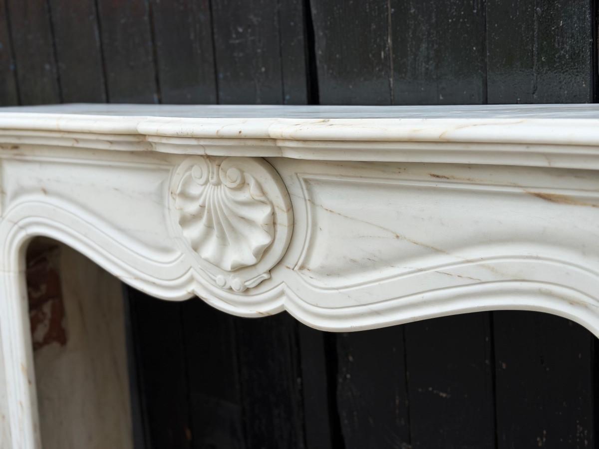 Louis XV style fireplace in Calacatta marble, circa 1900 In Good Condition For Sale In Honnelles, WHT
