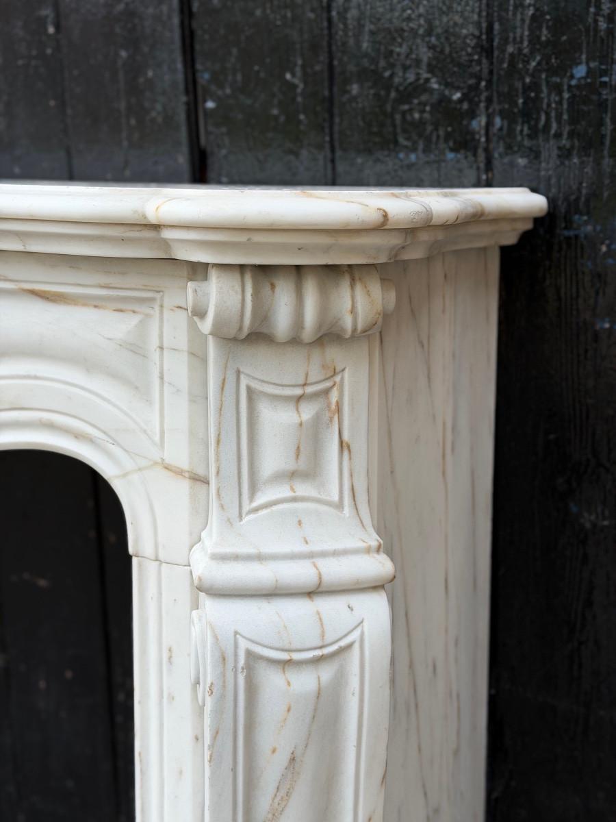 20th Century Louis XV style fireplace in Calacatta marble, circa 1900 For Sale