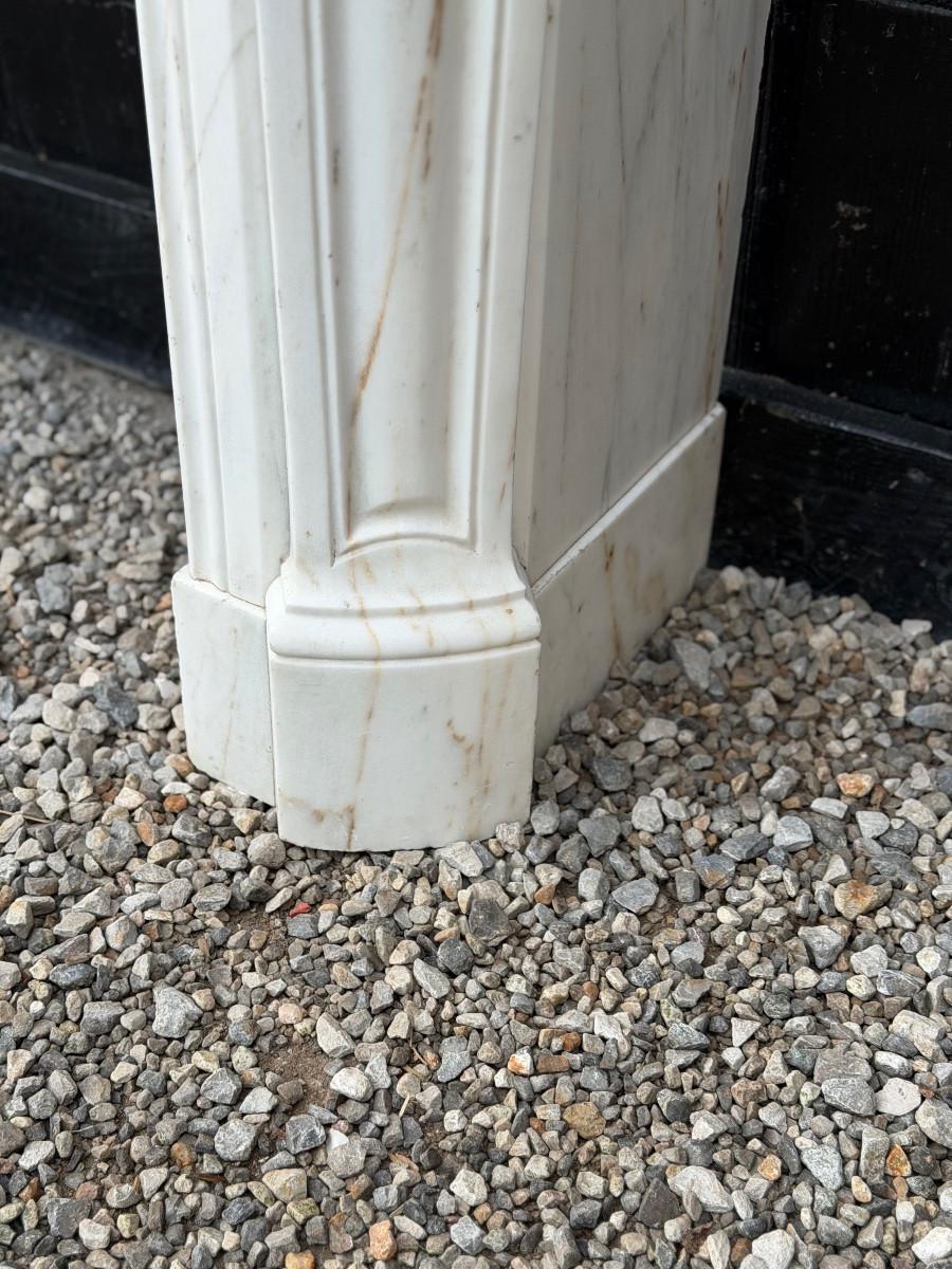 Marble Louis XV style fireplace in Calacatta marble, circa 1900 For Sale