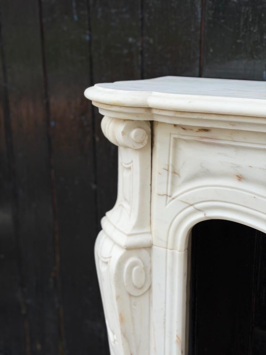 Louis XV style fireplace in Calacatta marble, circa 1900 For Sale 2