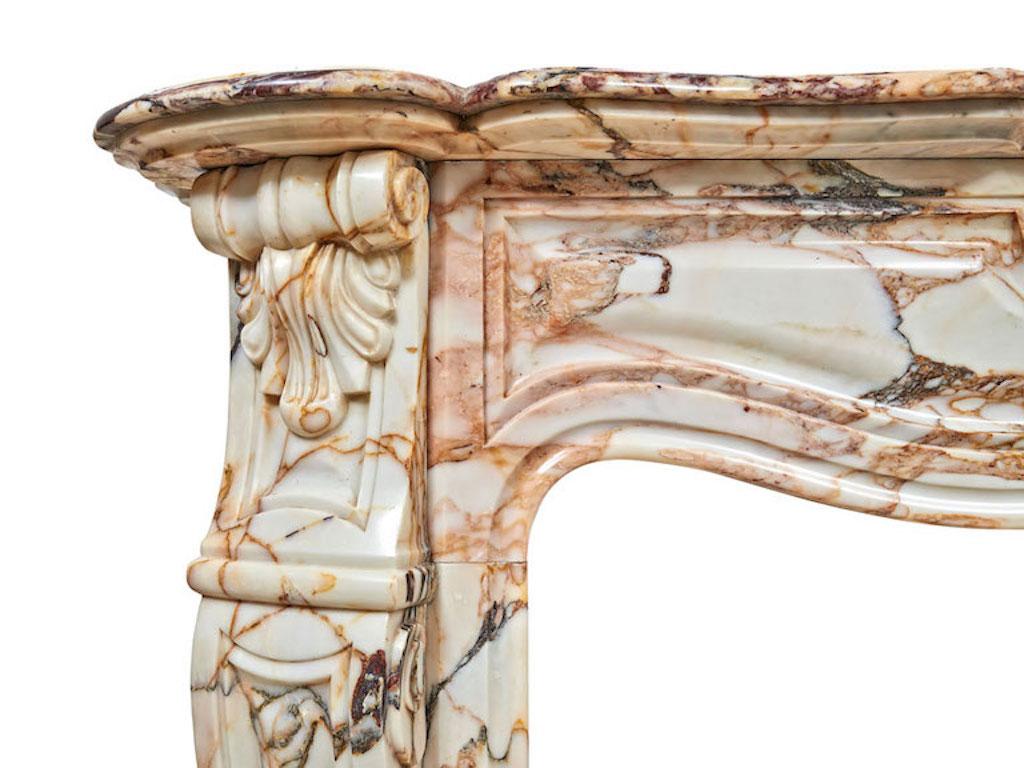Louis XV-Style fireplace in Calacatta Rosato Marble In Good Condition For Sale In Gembloux, BE