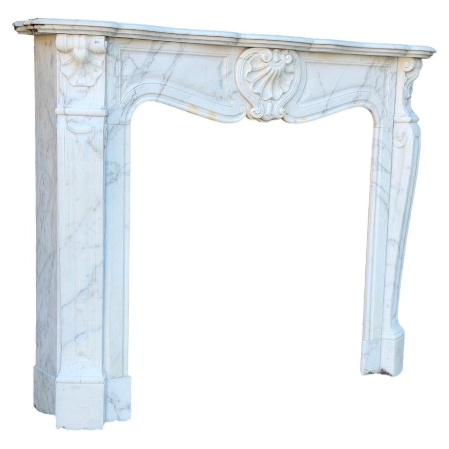 Caminetto in stile Luigi XV in marmo di Carrara, 1900 circa