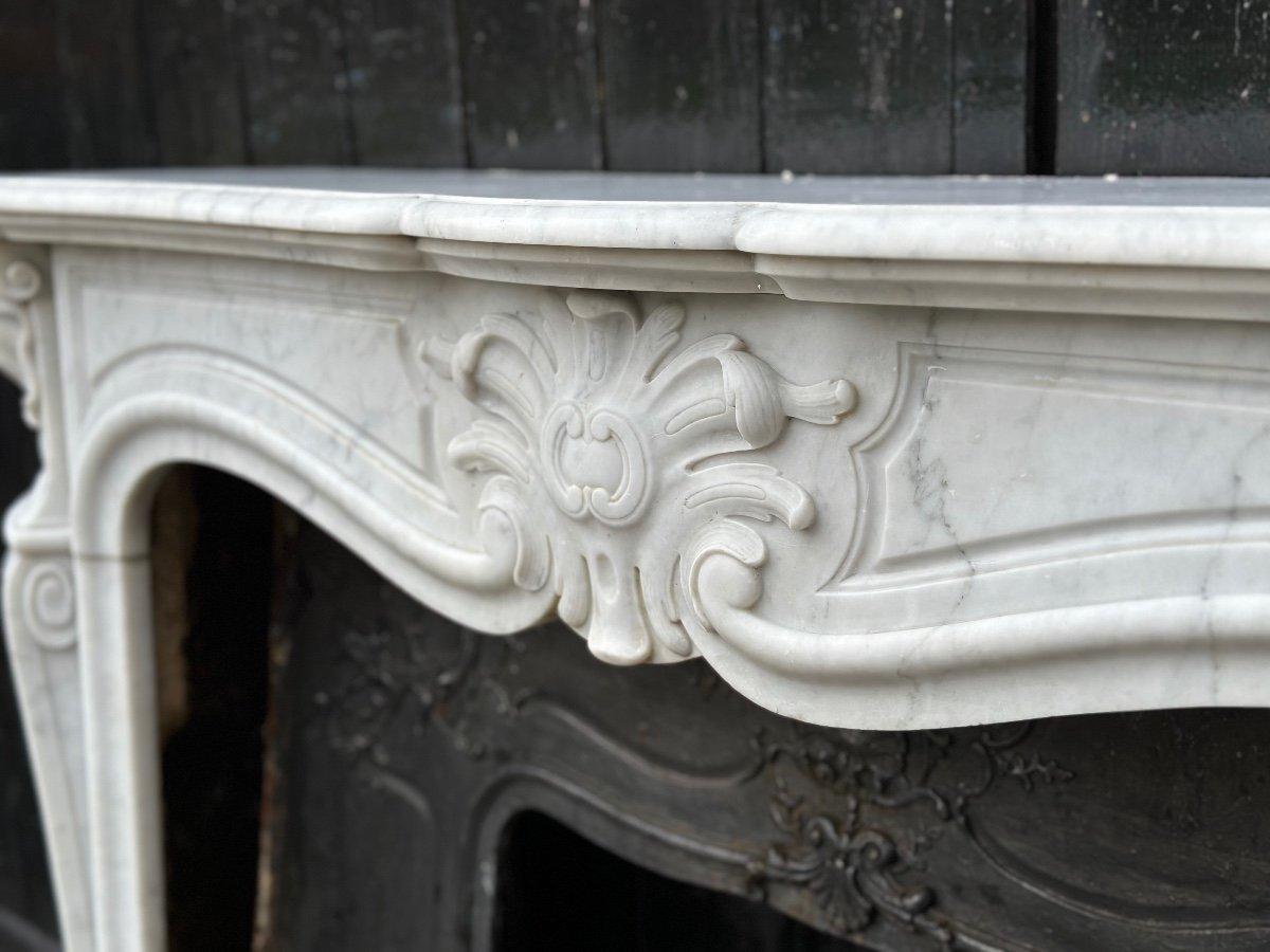Louis XV Style Fireplace In Carrara Marble, Cast Iron Hearth, 19th Century For Sale 6