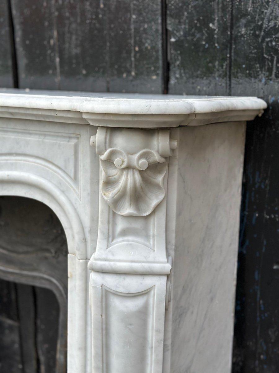 Louis XV Style Fireplace In Carrara Marble, Cast Iron Hearth, 19th Century For Sale 7