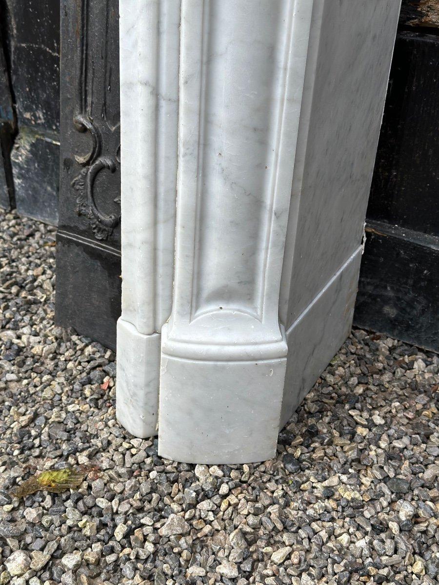 Louis XV Style Fireplace In Carrara Marble, Cast Iron Hearth, 19th Century In Good Condition For Sale In Honnelles, WHT