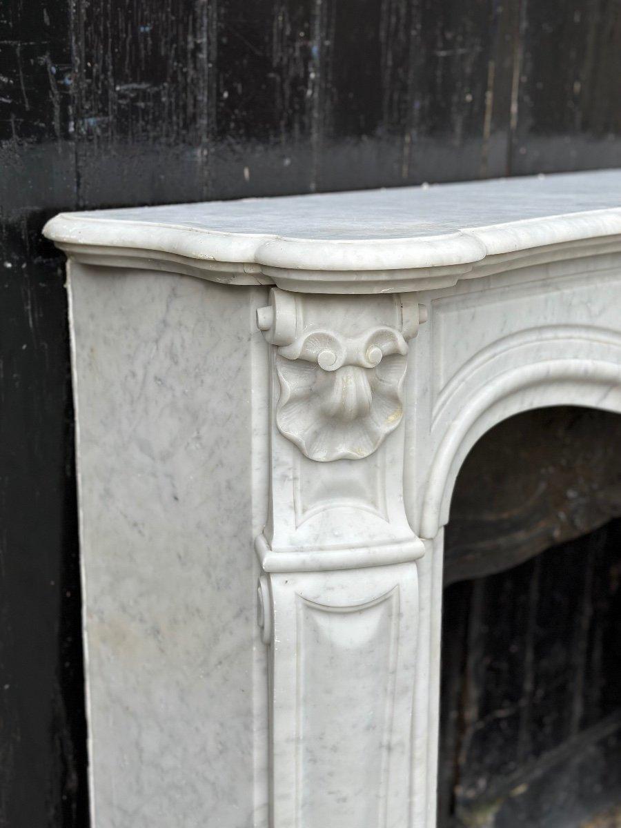 Louis XV Style Fireplace In Carrara Marble, Cast Iron Hearth, 19th Century For Sale 1