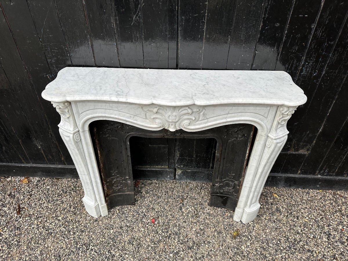 Louis XV Style Fireplace In Carrara Marble, Cast Iron Hearth, 19th Century For Sale 4