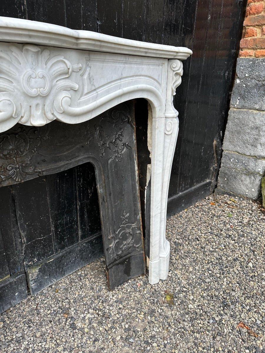 Louis XV Style Fireplace In Carrara Marble, Cast Iron Hearth, 19th Century For Sale 5