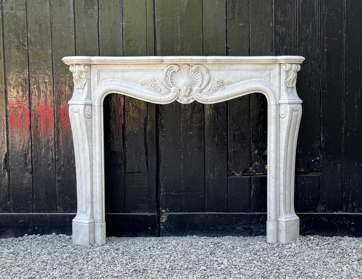 Louis XV style fireplace in Carrara marble, circa 1880 im Angebot 3