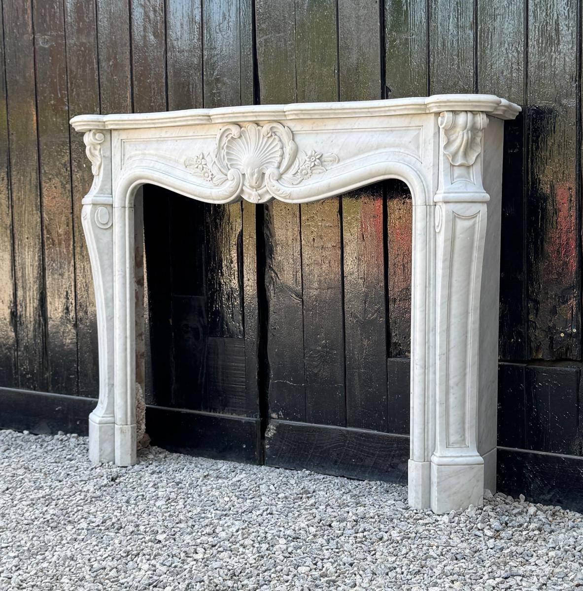 Louis XV style fireplace in Carrara marble, circa 1880 im Angebot 5