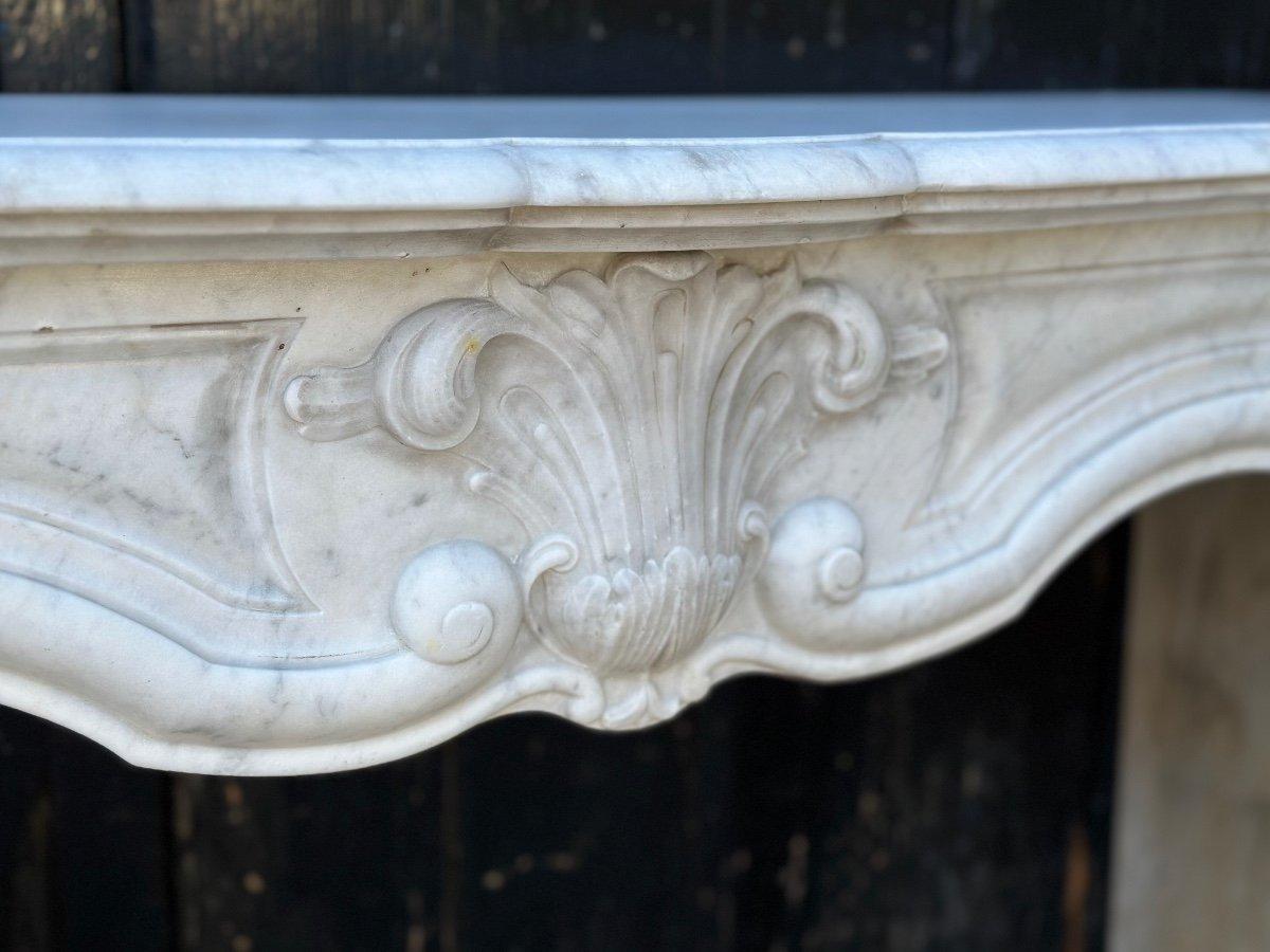 Louis XV style fireplace in carrara marble.
Base of the left leg restored (see photos)
fireplace dimensions: 88 x 75 cm.