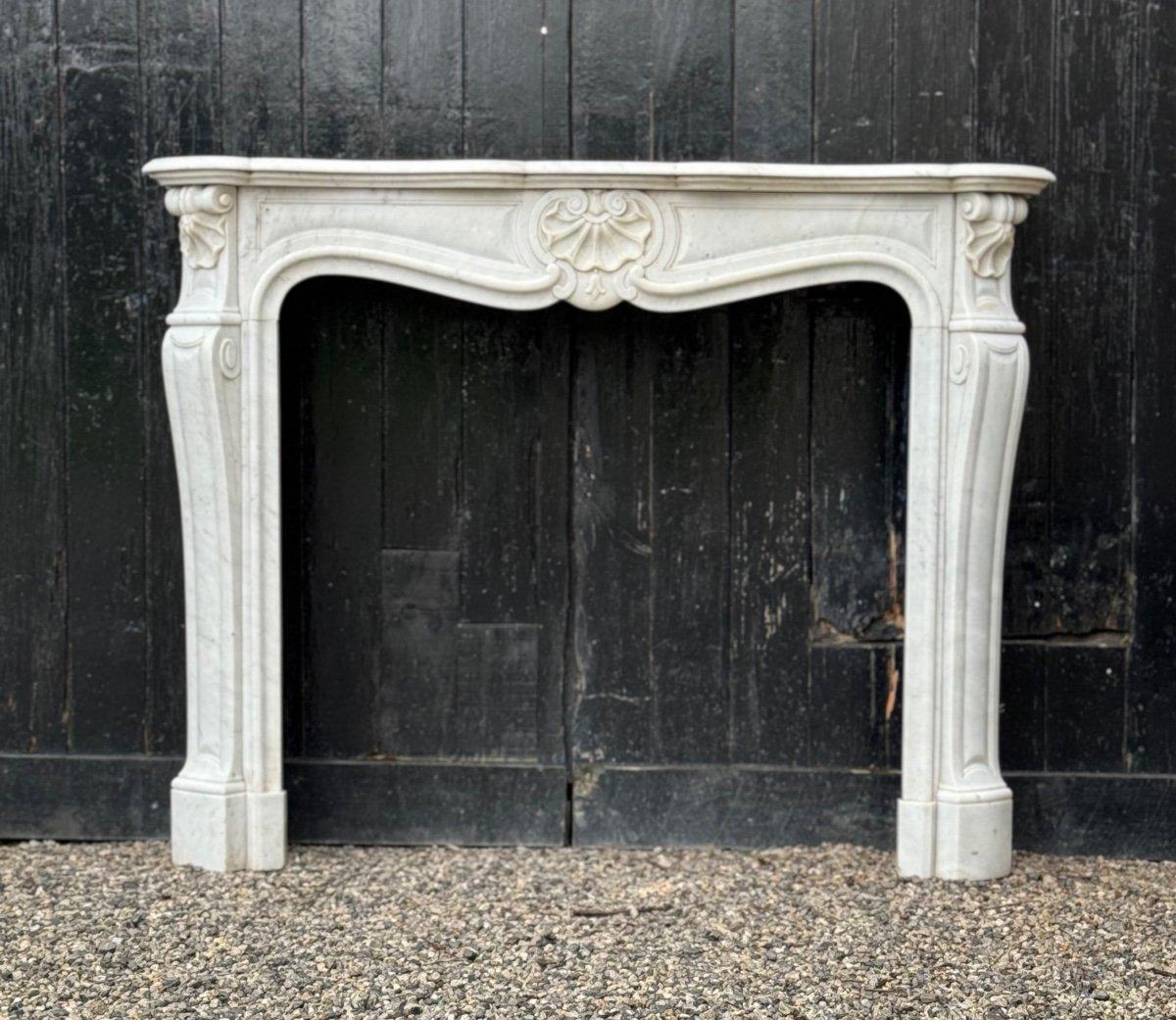 Louis XV Style Fireplace In Carrara Marble Circa 1880 
Dimensions of the hearth: 97.5 x 108 cm