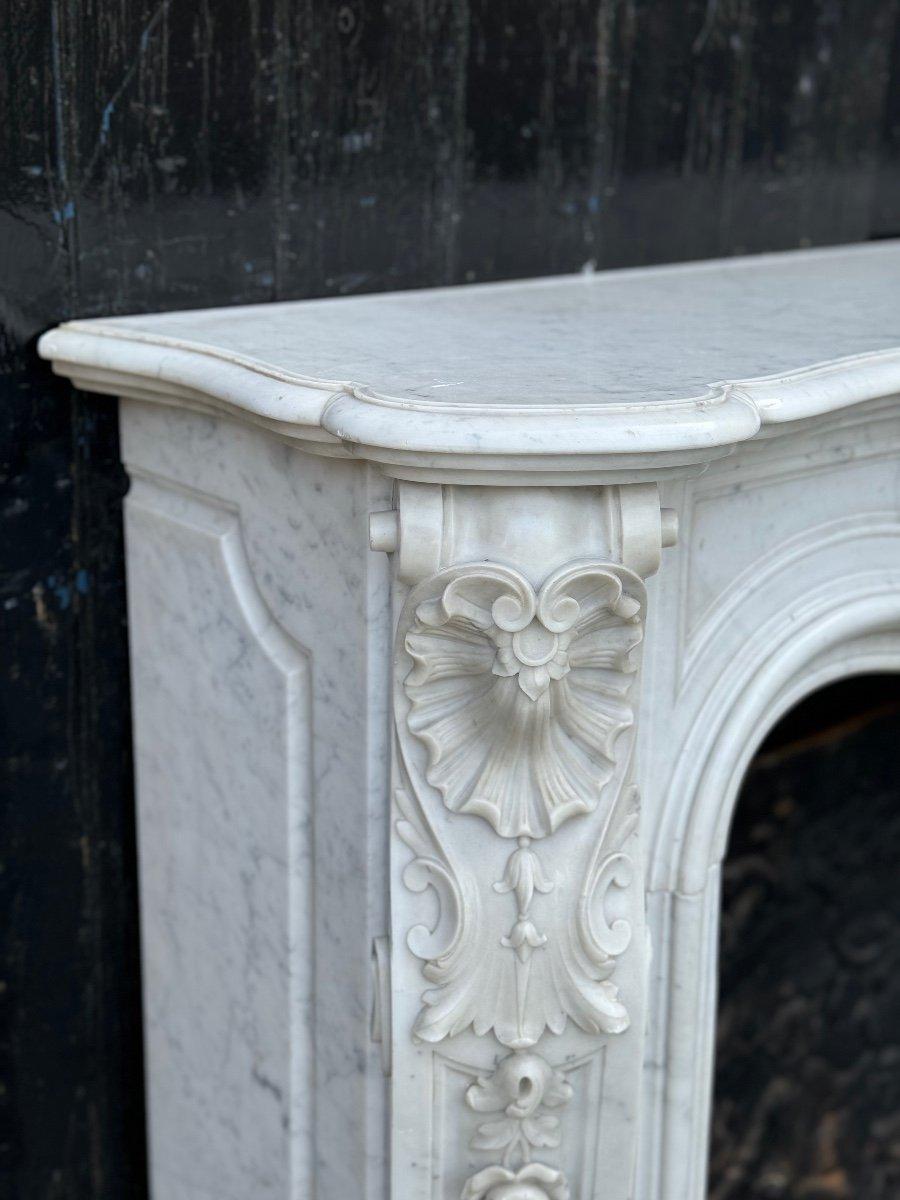 Cheminée de style Louis XV en marbre de Carrare vers 1880 

Superbe qualité de la sculpture 

Dimensions du foyer : 87,5 x 105,5 cm