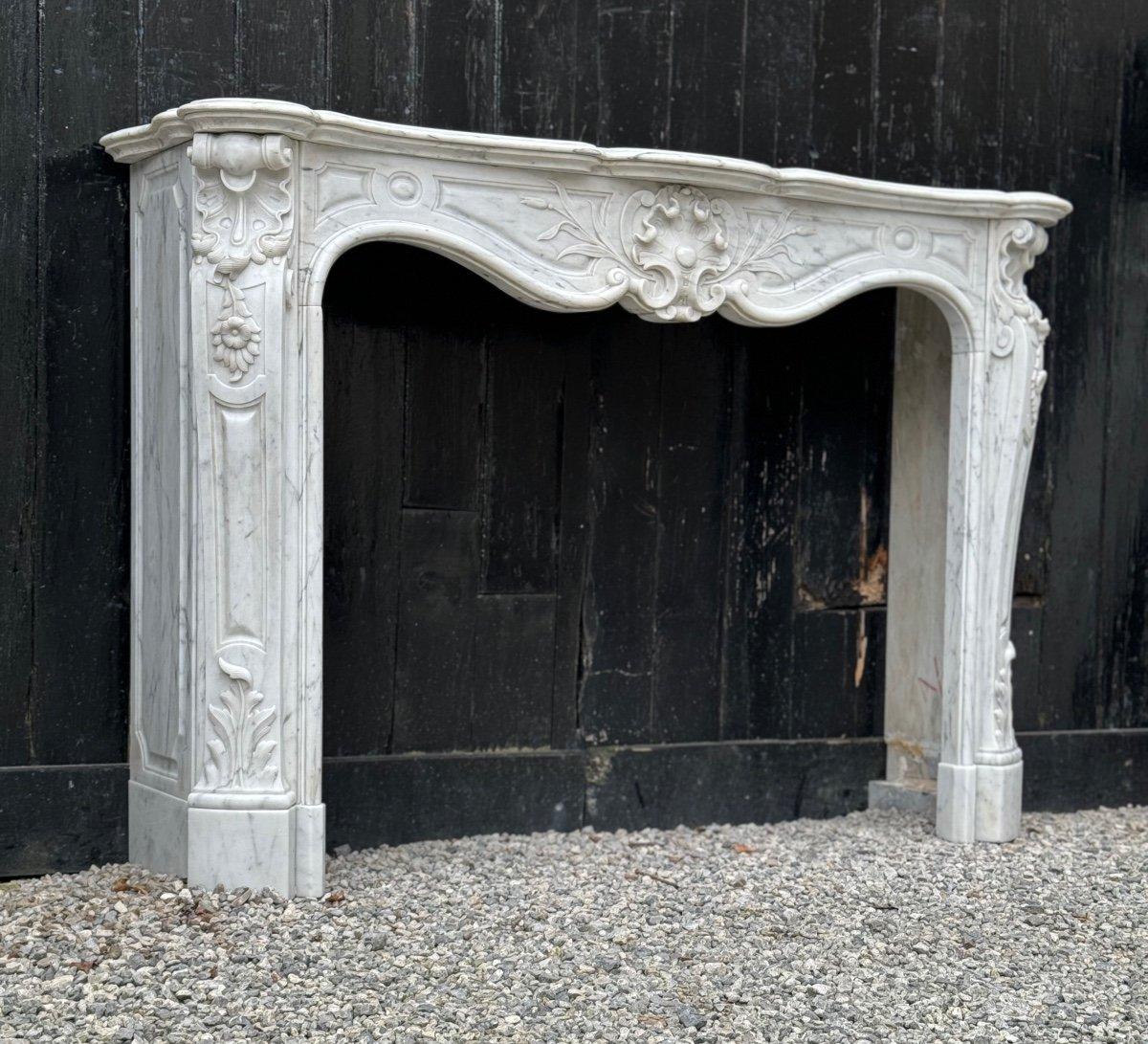 Cheminée de style Louis XV en marbre de Carrare, vers 1880 

Dimensions du foyer : 79.5 x 115cm