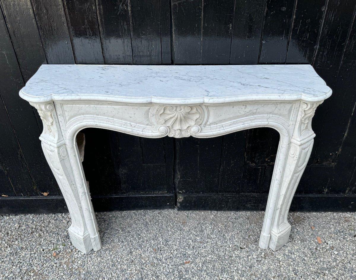 Cheminée de style Louis XV en marbre de Carrare

Circa 1880 

Dimensions du foyer : 82,5 x 101 cm