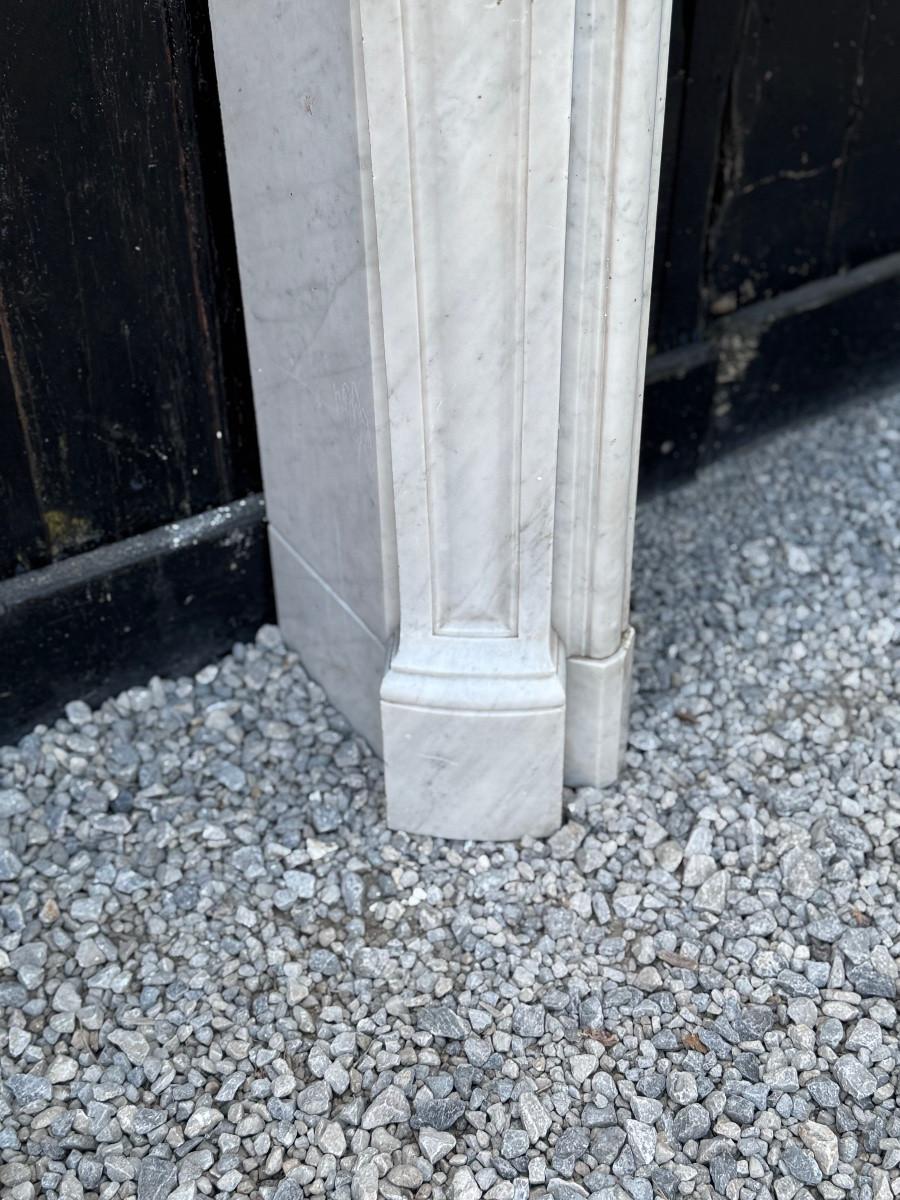Louis XV style fireplace in Carrara marble, circa 1880
Dimensions of the fireplace:  82 x 96 cm