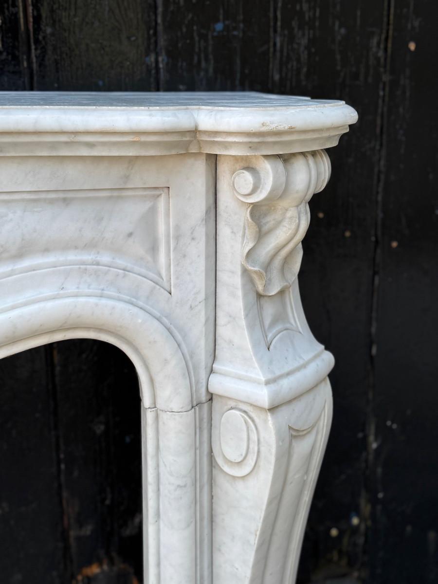 Louis XV style fireplace in Carrara marble, circa 1880 (Regency) im Angebot