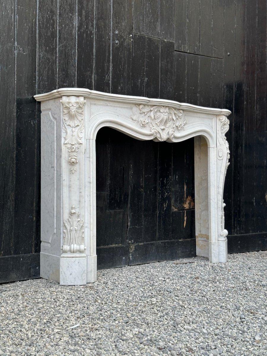 Kamin im Stil von Louis XV. aus Carrara-Marmor, um 1880 im Zustand „Hervorragend“ im Angebot in Honnelles, WHT