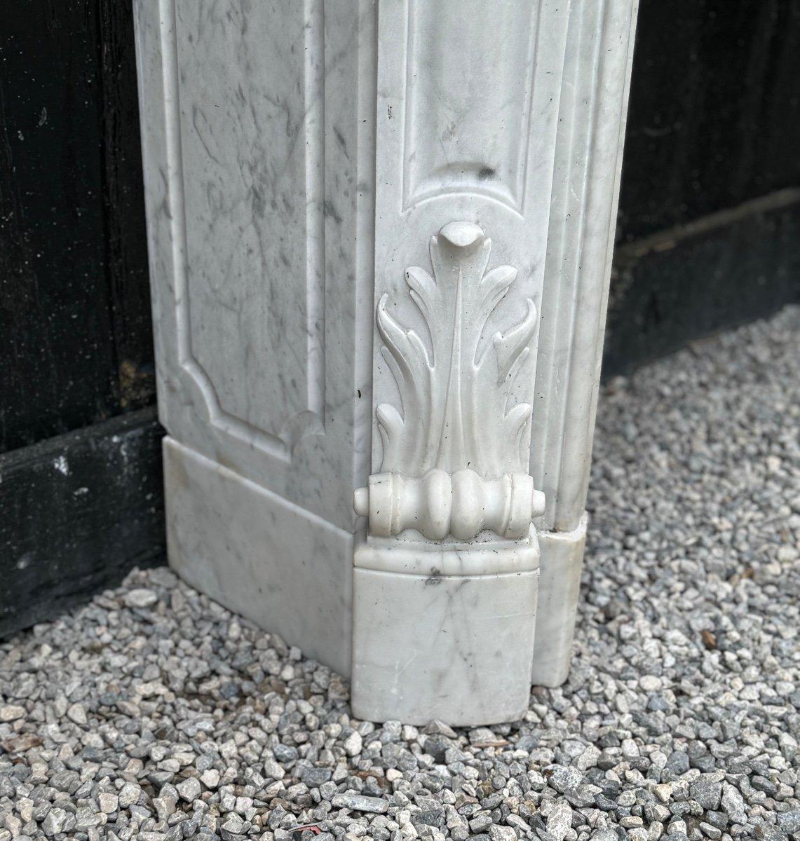 Louis XV Style Fireplace In Carrara Marble Circa 1880 In Excellent Condition For Sale In Honnelles, WHT