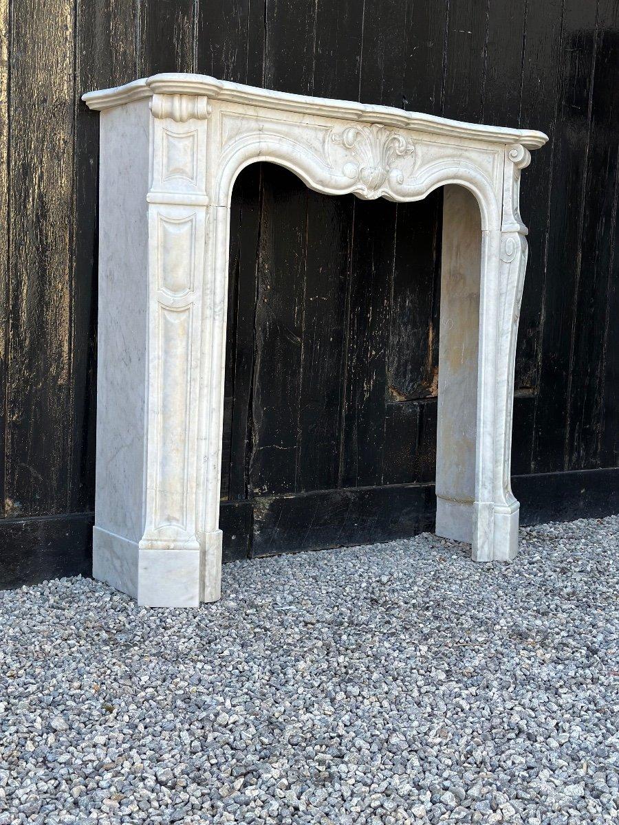 Louis XV Style Fireplace In Carrara Marble, circa 1880 In Excellent Condition For Sale In Honnelles, WHT