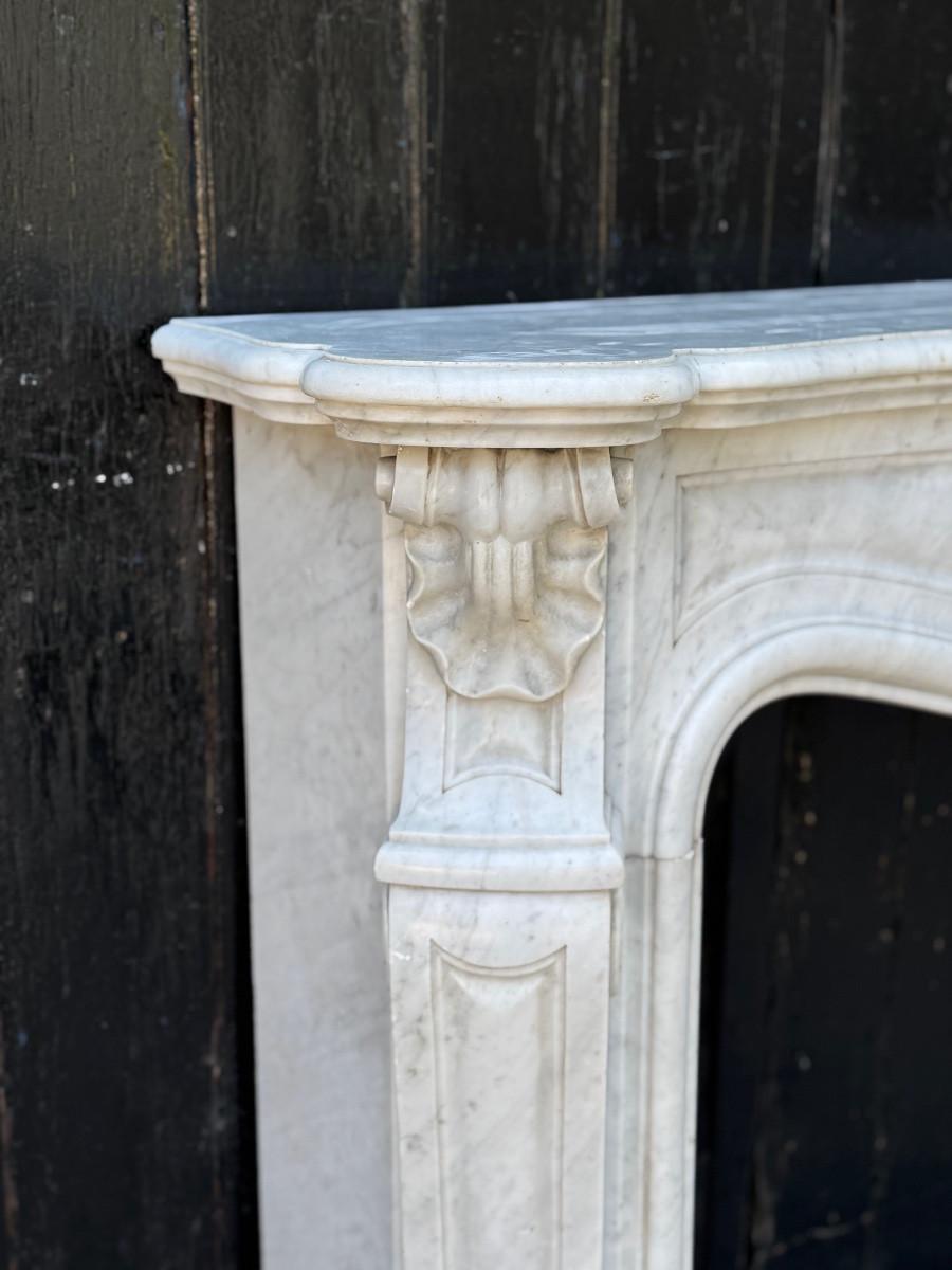 Louis XV style fireplace in Carrara marble, circa 1880 im Zustand „Gut“ im Angebot in Honnelles, WHT
